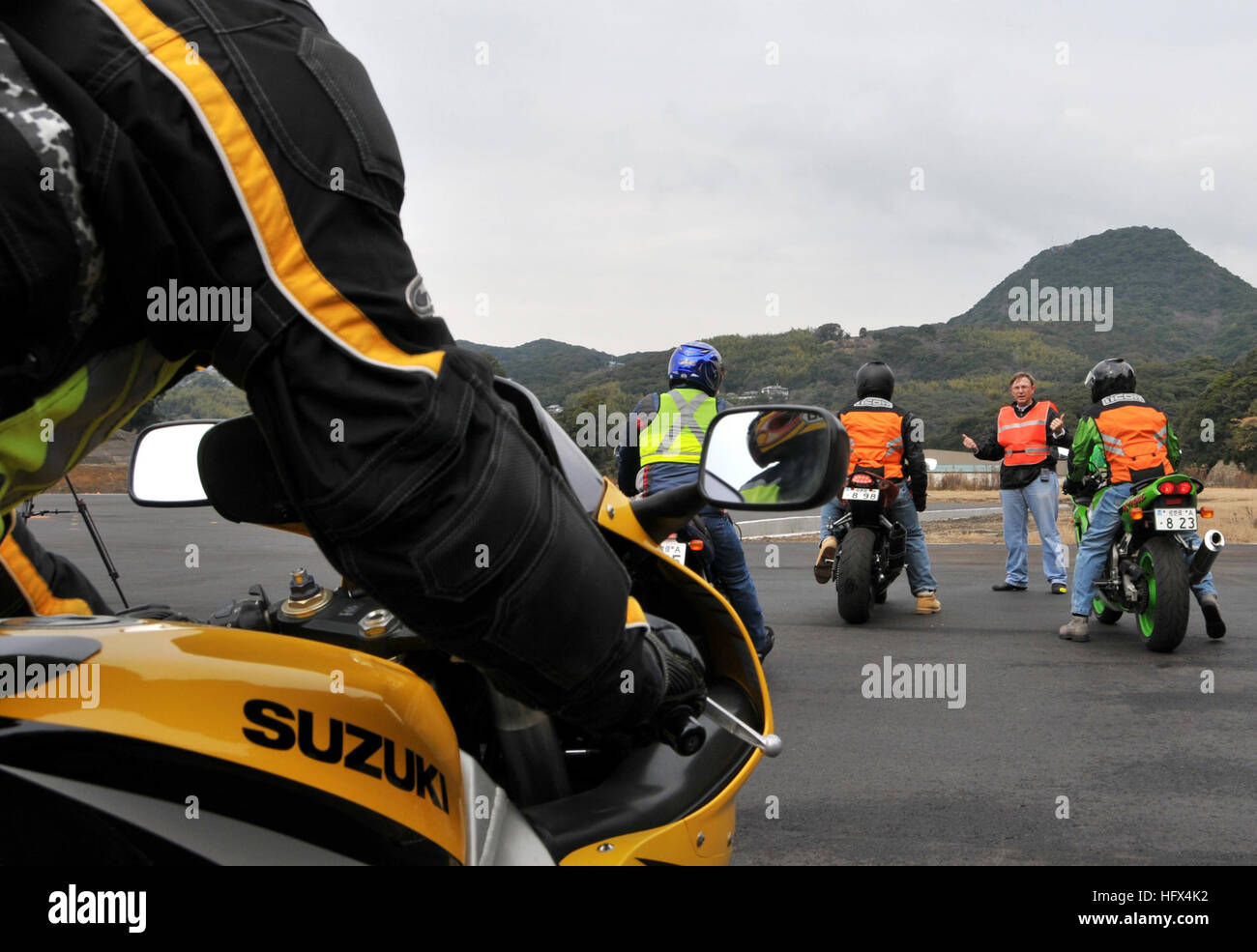 090122-N-0807W-374 Motorcycle Safety Foundation in SASEBO, Japan (22. Januar 2009) Senior Instruktor Wendel Dunn gibt Unterricht für Reiter während der Hands-on Bereich Tagung der militärischen Sport-Bike-Parcours auf Flotte Aktivitäten Sasebo. Die ein-Tages-Kurs auf militärische Sport-Bike-Fahrer zugeschnitten ist und besteht aus etwa drei Stunden interaktiven Unterricht und vier Stunden auf Zyklus Reihe Zeit Schwerpunkt Reiten Haltung, persönlichen Risikobewertung und beinhaltet Diskussionen über Bremsen, Kompetenz, Kurvenfahrt Techniken Traktion Management und Eigenschaften einzigartig für High-Power s Stockfoto