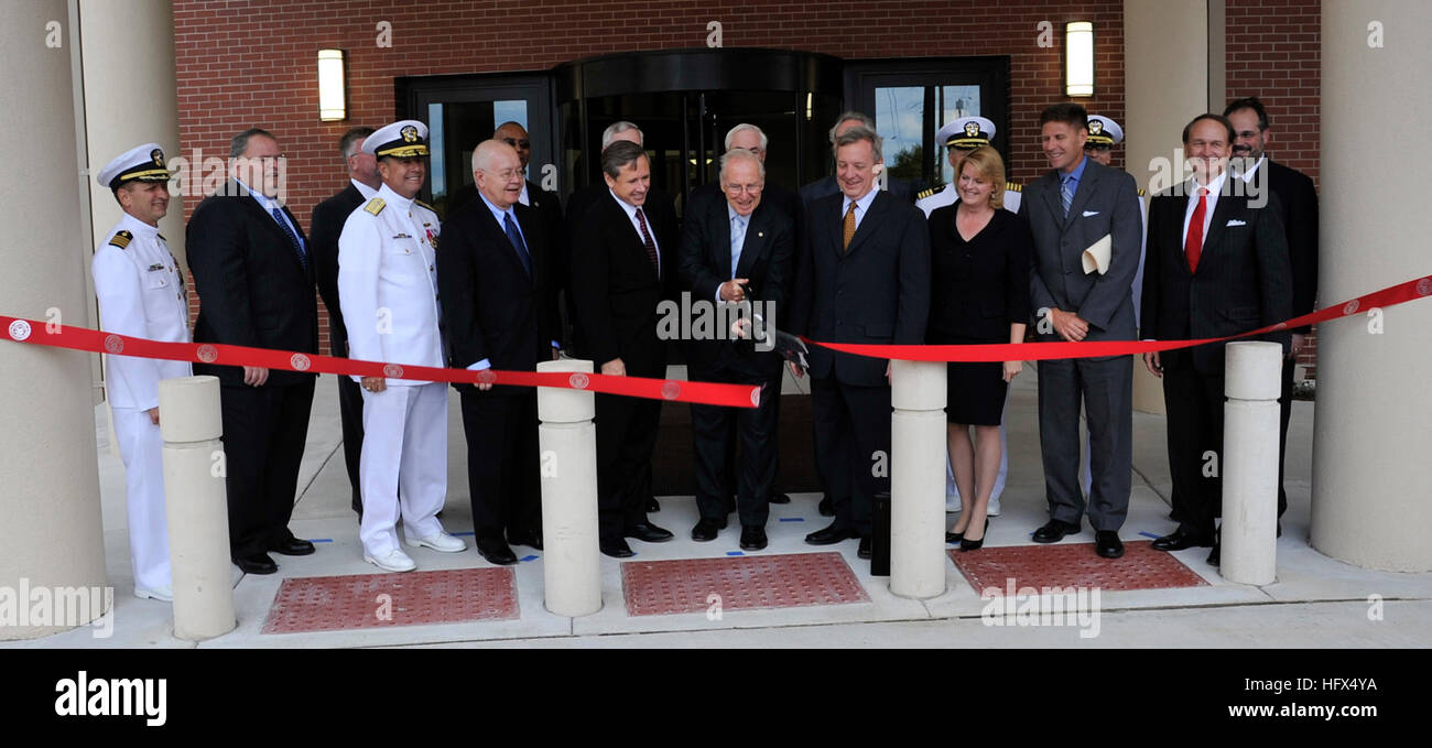 101001-N-2692E-978 CHICAGO, Ill. (1. Oktober 2010) zog sich Captain James A. Lovell, ein NASA-Astronaut, Center, durchschneidet das Band um den Captain James A. Lovell Federal Health Care Center offiziell in Chicago zu öffnen, wie einige Mitglieder des Kongresses auf. Das Zentrum ist der landesweit erste vollintegrierte Department of Veterans Affairs (VA) und Department of Defense (DoD) Entität DoD und US Navy medizinisches Personal mit VA-Mitarbeiter verbinden. (US Navy Foto von Paul Engstrom/freigegeben) US Navy 101001-N-2692E-978 zog sich Captain James A. Lovell durchschneidet das Band Captain James A. Lovell offiziell eröffnet Stockfoto
