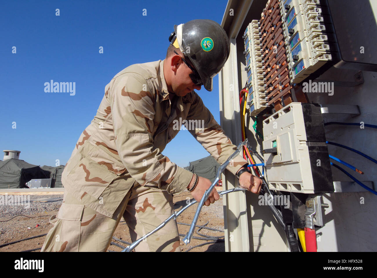 090204-N-1509W-004 MAHAWIL, Irak (4. Februar 2009) Constructionman Elektriker 3. Klasse Joseph Nichols, von Marcellus, Michigan, zugewiesen, amphibische Bau Bataillon (ACB) 2 Drähte eine Schalttafel während Verbesserungen zu einer Patrouille in Mahawil Basis. (Foto: U.S. Navy Mass Communication Specialist 2. Klasse James Wagner/freigegeben) U.S. Navy 090204-N-1509W-004 Onstructionman Elektriker 3. Klasse Joseph Nichols, von Marcellus, Michigan, zugewiesen, amphibische Bau Bataillon (ACB) 2 Drähte eine Schalttafel Stockfoto