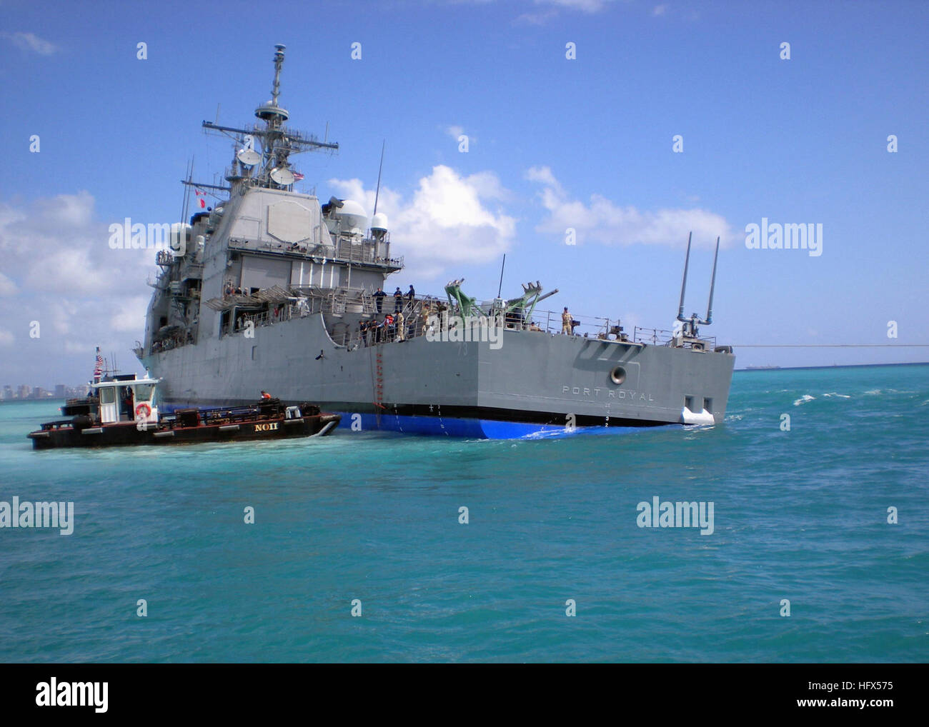 090207-N-XXXX-007 PEARL HARBOR (7. Februar 2009) The Pearl Harbor-basierte guided Missile Cruiser USS Port Royal (CG-73) dauert eine Steuerbord Liste wie die USNS Salvor (T-ARS 52) versucht, das Schiff zu befreien, nachdem es 5. Februar über eine halbe Meile südlich vom Flughafen Honolulu beim Abladen Personal in einem kleinen Boot lief. Die Bergung Schiff USNS Salvor (T-ARS 52), inklusive einem eingeschifften Ablösung der Mobile Tauchen Salvage Unit (MDSU) 1 Personal, der Motor Schiff Taube und sieben Marine- und kommerziellen Schlepper freigegeben Port Royal aus einem Schwarm am 9. Febr. (US Navy Foto/freigegeben) US Navy 090207-N-0000 X-007 T Stockfoto