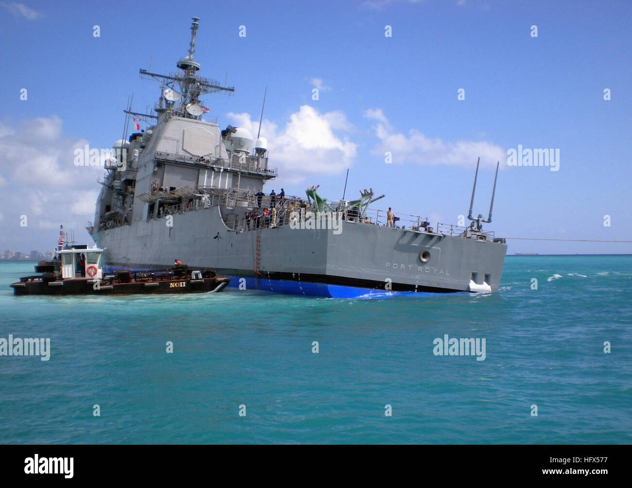 090207-N-XXXX-007 PEARL HARBOR (7. Februar 2009) The Pearl Harbor-basierte guided Missile Cruiser USS Port Royal (CG-73) dauert eine Steuerbord Liste wie die USNS Salvor (T-ARS 52) versucht, das Schiff zu befreien, nachdem es 5. Februar über eine halbe Meile südlich vom Flughafen Honolulu beim Abladen Personal in einem kleinen Boot lief. Die Bergung Schiff USNS Salvor (T-ARS 52), inklusive einem eingeschifften Ablösung der Mobile Tauchen Salvage Unit (MDSU) 1 Personal, der Motor Schiff Taube und sieben Marine- und kommerziellen Schlepper freigegeben Port Royal aus einem Schwarm am 9. Febr. (US Navy Foto/freigegeben) USS Port Royal (CG-73) agrou Stockfoto