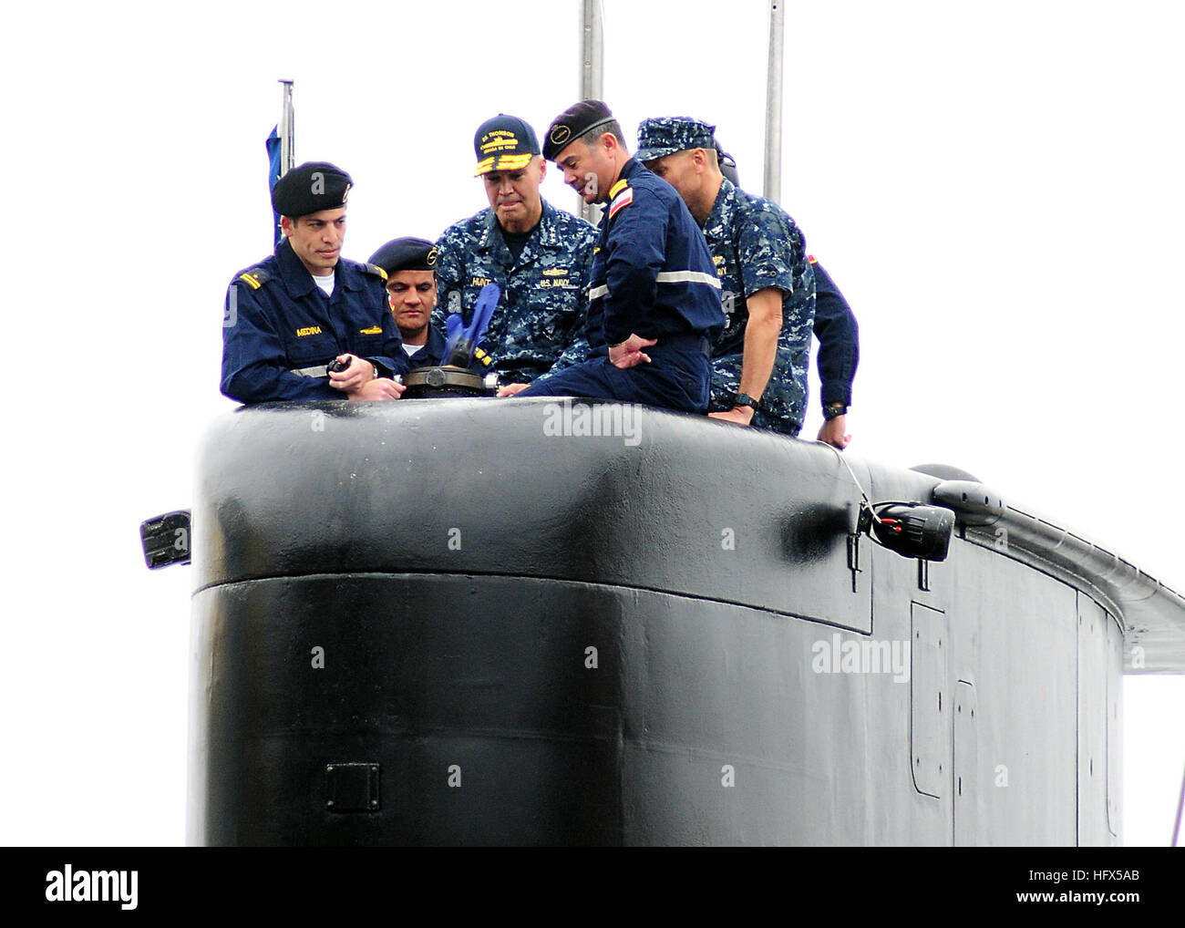 100908-N-3570S-022 SAN DIEGO (8. September 2010) Vice Admiral Richard W. Hunt, Center, Kommandeur der US-3. Flotte startet mit der chilenischen Marine Diesel elektrische u-Boot CS Thomson (SS-20) zur Teilnahme an Taktiken Demonstration Übung. Die binationale Ausbildung zwischen den USA und der chilenischen Marine bietet Gelegenheit, lernen und taktische Strategien auf See verbessern. (Foto: U.S. Navy Mass Communication Specialist 2. Klasse Jeremy M. Starr/freigegeben) US Navy 100908-N-3570S-022 Vice Admiral Richard W. Hunt startet mit der chilenischen Marine Diesel elektrische u-Boot CS Thomson (SS-20) zu par Stockfoto