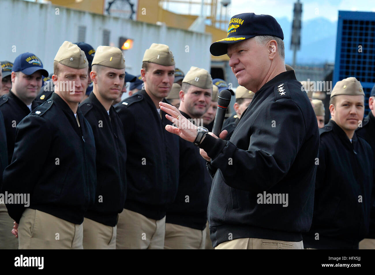 090217-N-8273J-214 BANGOR, waschen (17. Februar 2009) Chief of Naval Operations (CNO) Admiral Gary Roughead spricht mit dem Blau und gold Besatzungsmitglieder der ballistischen Rakete u-Boot USS Louisiana (SSBN-743) während einer alle Hände rufen Sie bei einem Besuch in Naval Base Kitsap. Roughead ist in Navy Region Nordwest verschiedene Marine Einrichtungen für eine aus erster Hand Einblick in die Arbeit von Matrosen und Marine Zivilisten in der Region zu besuchen. (Foto: U.S. Navy Mass Communication Specialist 1. Klasse Tiffini M. Jones/freigegeben) U.S. Navy 090217-N-8273J-214 Chief of Naval Operations (CNO) Admiral Gary Roughead spricht mit Stockfoto