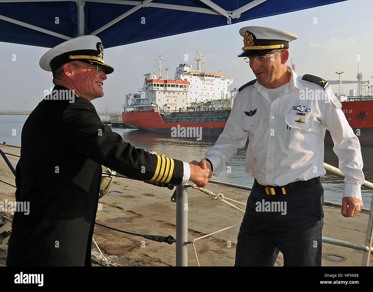 090304-N-1082Z-002 HAIFA, Israel (4. März 2009) Israel Naval Forces Rear Admiral Ram Rutberg, Kommandant der Marinebasis in Haifa, wird von Captain Mark D. Genung, Kommandierender Offizier der geführte Flugkörper Kreuzer USS Vella Gulf (CG-72) auf dem Schiff Quarterdeck begrüßt. Vella Gulf bereitgestellt wird als Teil der Iwo Jima Expeditionary Strike Group maritimer Sicherheitsoperationen in den US-5. und 6. Flotte Bereichen Verantwortung zu unterstützen. (Foto: U.S. Navy Mass Communication Specialist 2. Klasse Jason R. Zalasky/freigegeben) UNS Marine 090304-N-1082Z-002 Israel Naval Forces Rear Admiral Ram Rutberg, Kommandant der Hai Stockfoto