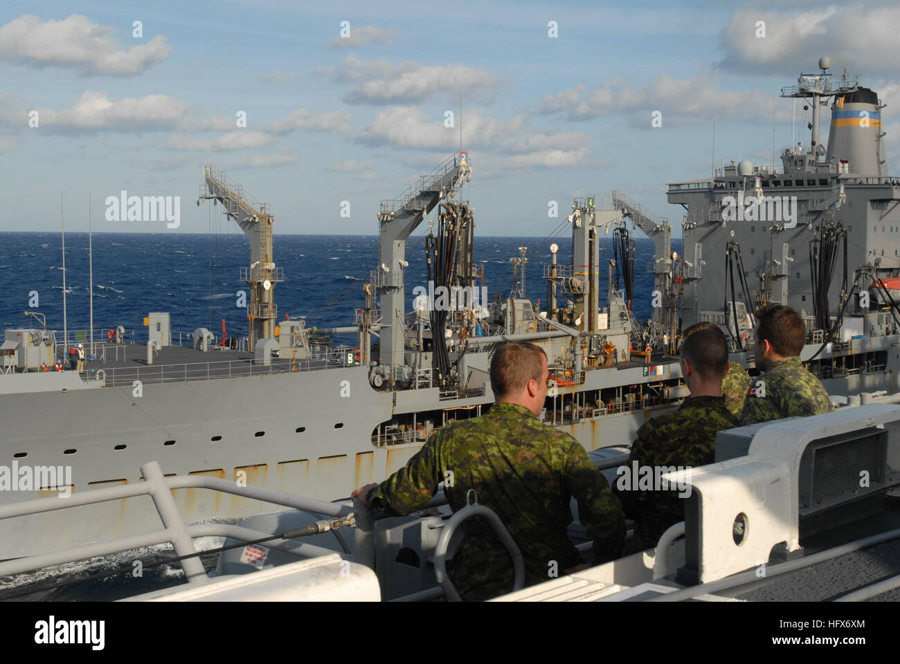 120203-N-VG904-037 Atlantik (3. Februar 2012) kanadische Marines vom Royal 22. Regiment beobachten einen Nachschub auf See mit den Military Sealift Command Flotte Nachschub Öler USNS Laramie (T-AO 203) aus dem amphibischen Angriff Schiff USS Kearsarge während der Übung Bold Alligator 2012. Mutige Alligator ist die größte amphibische Übung in den letzten 10 Jahren und steht für die Navy und Marine Corps Revitalisierung des gesamten Spektrums der amphibische Operationen. Die Übung konzentriert sich auf heutigen Kampf mit heutigen Kräfte, während die Vorteile der Seabasing präsentiert. Die Übung statt findet Jan Stockfoto