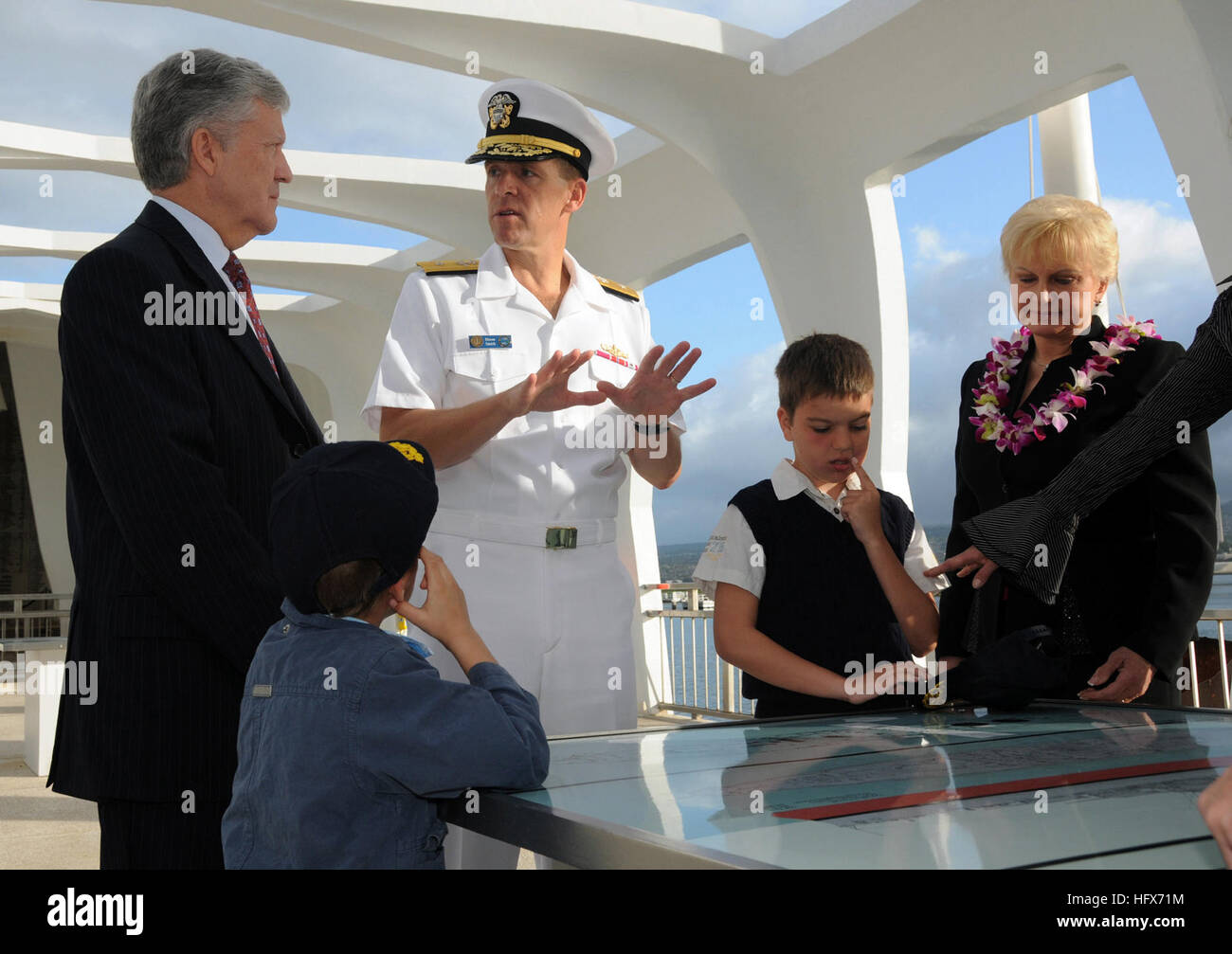 090325-N-3666S-059 PEARL HARBOR (25. März 2009) Rear Admiral Dixon Smith, Commander, Navy Region Hawaii und Commander Naval Surface Group nahen Pazifik, spricht mit Ferenc Somogyi, ungarischer Botschafter in den Vereinigten Staaten und seiner Familie auf der USS Arizona Memorial. (Foto: U.S. Navy Mass Communication Specialist 3. Klasse Robert Stirrup/freigegeben) U.S. Navy 090325-N-3666S-059 Rear Admiral Dixon Smith, Commander, Navy Region Hawaii und Commander Naval Surface Group nahen Pazifik, spricht mit Ferenc Somogyi, ungarischer Botschafter in den Vereinigten Staaten Stockfoto