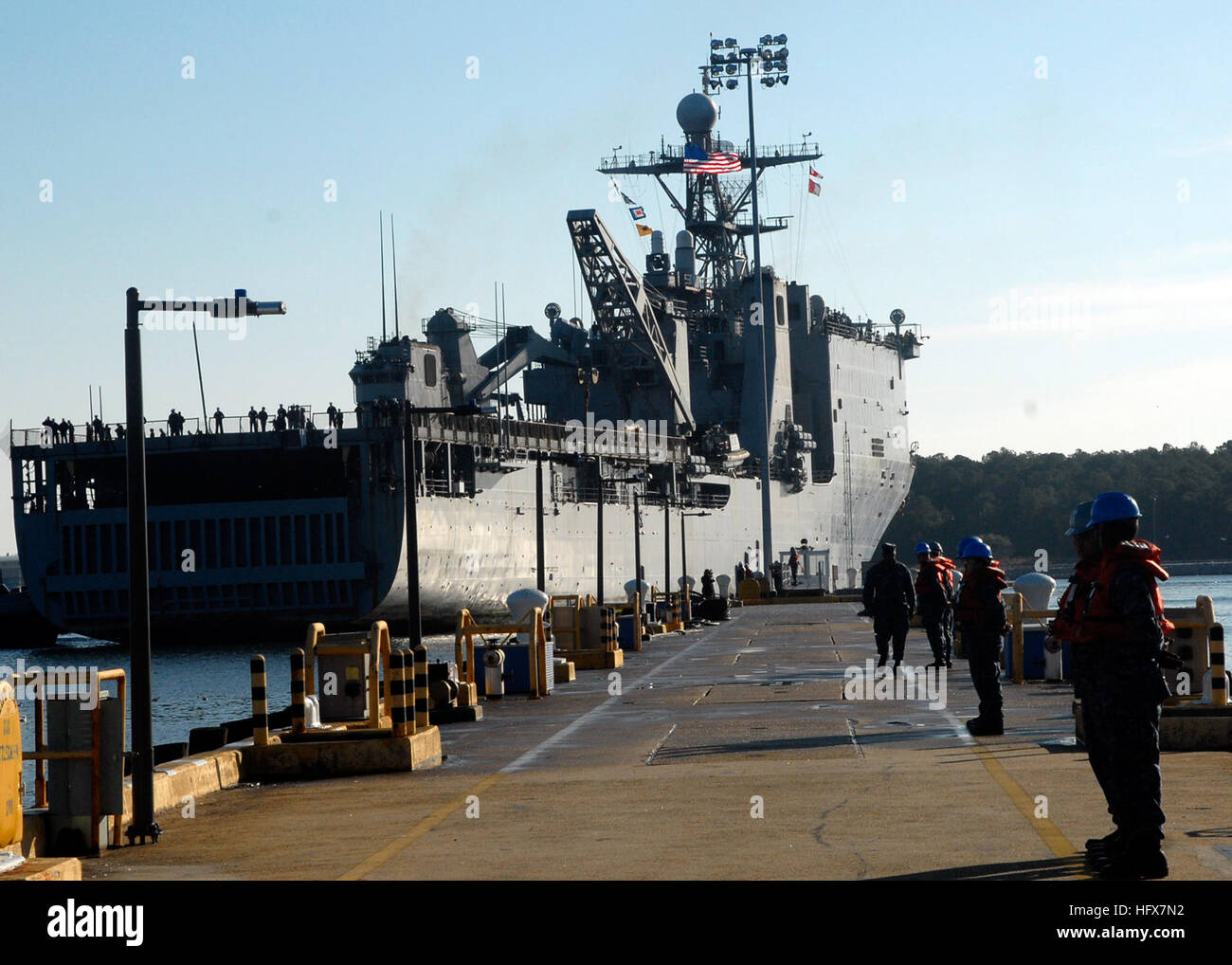 Die amphibische docken Landungsschiff USS Whidbey Island zieht an gemeinsamen Expeditionary Base Little Creek Fort Story nach Abschluss einer 10 1/2-Monats-Bereitstellung als Bestandteil der Bataan amphibische bereit. Die Bataan amphibische bereit Gruppe eingesetzt, um Operationen Enduring Freedom, Odyssey Dawn und der NATO-geführten Operation Unified Protector zusammen mit Theater und maritime Sicherheit Kooperationen im Mittelmeer und arabischen Meer zu unterstützen. (Foto: U.S. Navy: Mass Communication Specialist 3. Klasse Kayla Jo Finley) USS Whidbey Island zieht in Heimathafen 120212-N-YF783-021 Stockfoto