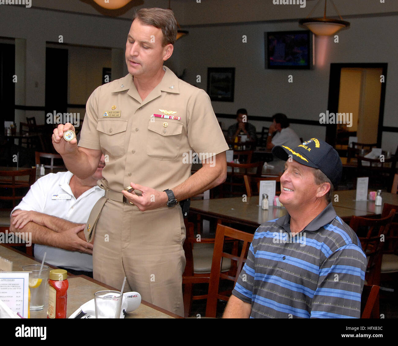 090421-N-3013W-035 JACKSONVILLE, Florida (21. April 2009) Captain Jack Scorby, Kommandierender Offizier der Naval Air Station Jacksonville, Profigolfer Fred Funk mit einem Ball Kommandokapsel und Münze präsentiert und erklärt, dass die Münze nur einmal vorkommt, dass Walt Disney es persönlich für NAS JAX konzipiert. Funk ist auf Basis einer Golf-Clinic zu halten und ist bekannt für seine 2005 Sieg bei The Players Championship. (Foto: U.S. Navy Mass Communication Specialist 2. Klasse Charles White/freigegeben) U.S. Navy 090421-N-3013W-035 Captain Jack Scorby, Kommandierender Offizier der Naval Air Station Jacksonville, präsentiert profe Stockfoto