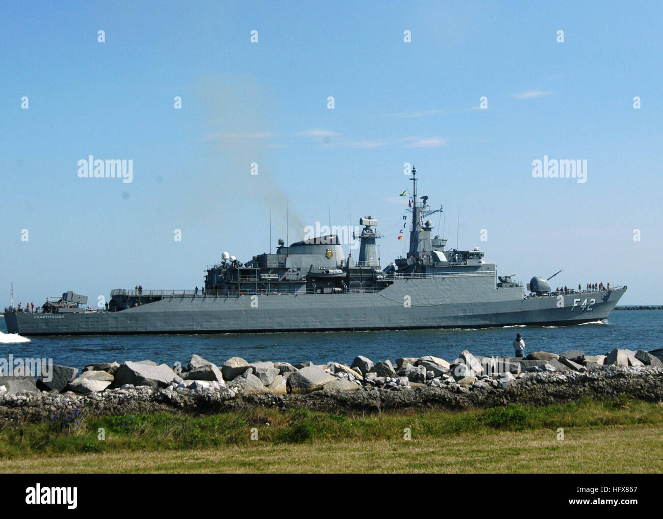 090423-N-5677B-018 MAYPORT, Florida (23. April 2009) The Marinha do Brasil Schiff BNS Constituicao (F 42) fährt Mayport Naval Base zur Teilnahme UNITAS Gold vor der Küste von Jacksonville. Mayport ist Gastgeber für Seestreitkräfte aus Argentinien, Brasilien, Kanada, Chile, Kolumbien, Ecuador, Deutschland, Mexiko, Peru, USA und Uruguay für die 50. Iteration der jährlichen multinationale maritime Übung, die vor der Küste von Florida April 20-Mai 5 stattfinden wird. (Foto: U.S. Navy Mass Communication Specialist 1. Klasse Holly Boynton/freigegeben) US Navy 090423-N-5677B-018 The Marinha Do Brasil Stockfoto