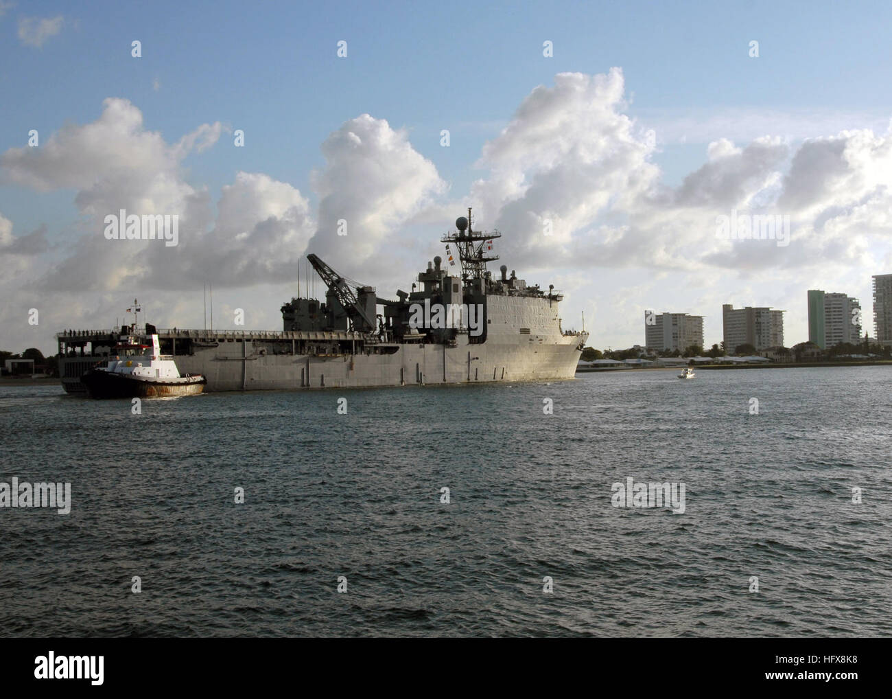 090502-N-9588L-002 PORT EVERGLADES, Florida (2. Mai 2009) die Whidbey-Island-Klasse amphibischen Dock Landungsschiff USS Ashland (LSD-48) fährt ab Port Canaveral nach Fleet Week Port Everglades 2009. Ashland gesellte sich die Arleigh Burke-Klasse Lenkwaffenzerstörer USS Forrest Sherman (DDG-98), der Los-Angeles-Klasse u-Boot USS Toledo (SSN-769), der US-Küstenwache mittlere Ausdauer Cutter USCGC Tahoma (WMEC 908) und das kanadische Hilfs Öl nachfüllen Schiff HMCS Preserver (AOR 510) an der Fleet Week, die 27. April 2009 begann. (U.S. Navy Photo von Chief Masse Kommunikation Specialis Stockfoto