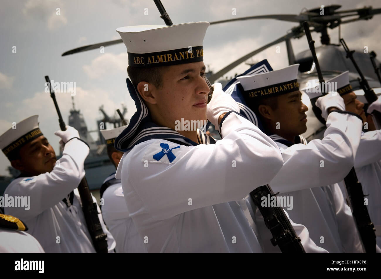 090504-N-5549O-168 Atlantik (4. Mai 2009) kolumbianischen Segler Rendern Ehrungen Acting Secretary Of The Navy Honorable BJ Penn, wie er während der 50. Iteration der UNITAS Gold Willkommen an Bord der kolumbianischen Marine Fregatte ARC Almirante Padilla (FM-51) ist. UNITAS ist eine multinationale maritime Übung mit Kräften aus Brasilien, Kanada, Chile, Kolumbien, Ecuador, Deutschland, Mexiko, Peru, USA und Uruguay Marine Taktik in einer gemeinsamen Kräfte Umgebung zu üben. (Foto: U.S. Navy Mass Communication Specialist 2. Klasse Kevin S. O'Brien/freigegeben) (U.S. Navy Photo von Masse Kommunikation Speci Stockfoto