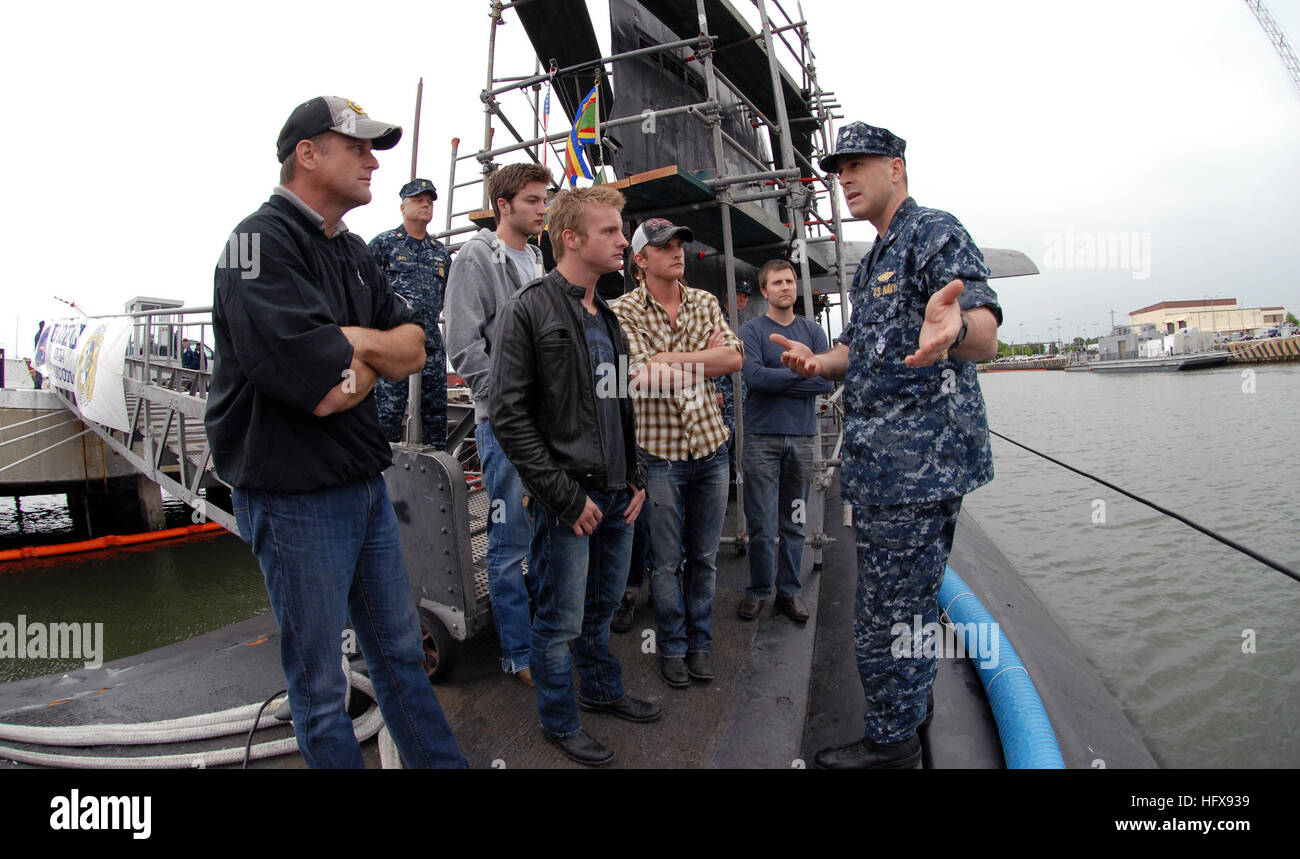 090511-N-7705S-014 NORFOLK (11. Mai 2009) CMdR Troy Jackson erklärt die Merkmale der Los-Angeles-Klasse u-Boot USS Norfolk (SSN-714) der Carter-Familie. Die Carter-Zwillinge, derzeit auf Tour, wurden die am schnellsten steigenden neue Land Act von 2009 von Country Music Television benannt. Die Country-Musik-Stars, ihre Familie und die Bandmitglieder machten einen kurzen Halt am Naval Station Norfolk, das u-Boot zu besuchen, bevor Sie auf mit ihrer Konzerttour. (Foto: U.S. Navy Mass Communication Specialist 1. Klasse Todd A. Schaffer/freigegeben) US Navy 090511-N-7705S-014 NORFOLK (11. Mai 2009) Stockfoto