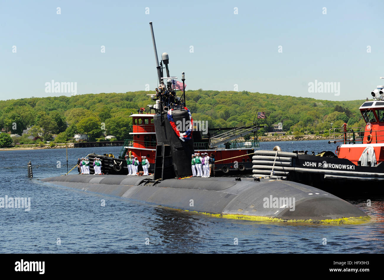 090521-N-8467N-001 GROTON, Connecticut (21. Mai 2009), die schnell-Angriff Los-Angeles-Klasse-u-Boot USS Hartford (SSN 768) macht ihren Weg zurück nach Submarine Base New London nach einer einmonatigen Oberfläche Transit von Bahrain. Hartford erlitt große Schäden an ihrem Segel im März 20 Kollisionen mit den amphibischen Transportschiff der Dock USS New Orleans (LPD-18) in der Straße von Hormuz.  (US Navy Foto von John Narewski/freigegeben) US Navy 090521-N-8467N-001, die schnell-Angriff Los-Angeles-Klasse-u-Boot USS Hartford (SSN 768) macht ihren Weg zurück nach Submarine Base New London nach einer einmonatigen Oberfläche Transit von Bah Stockfoto