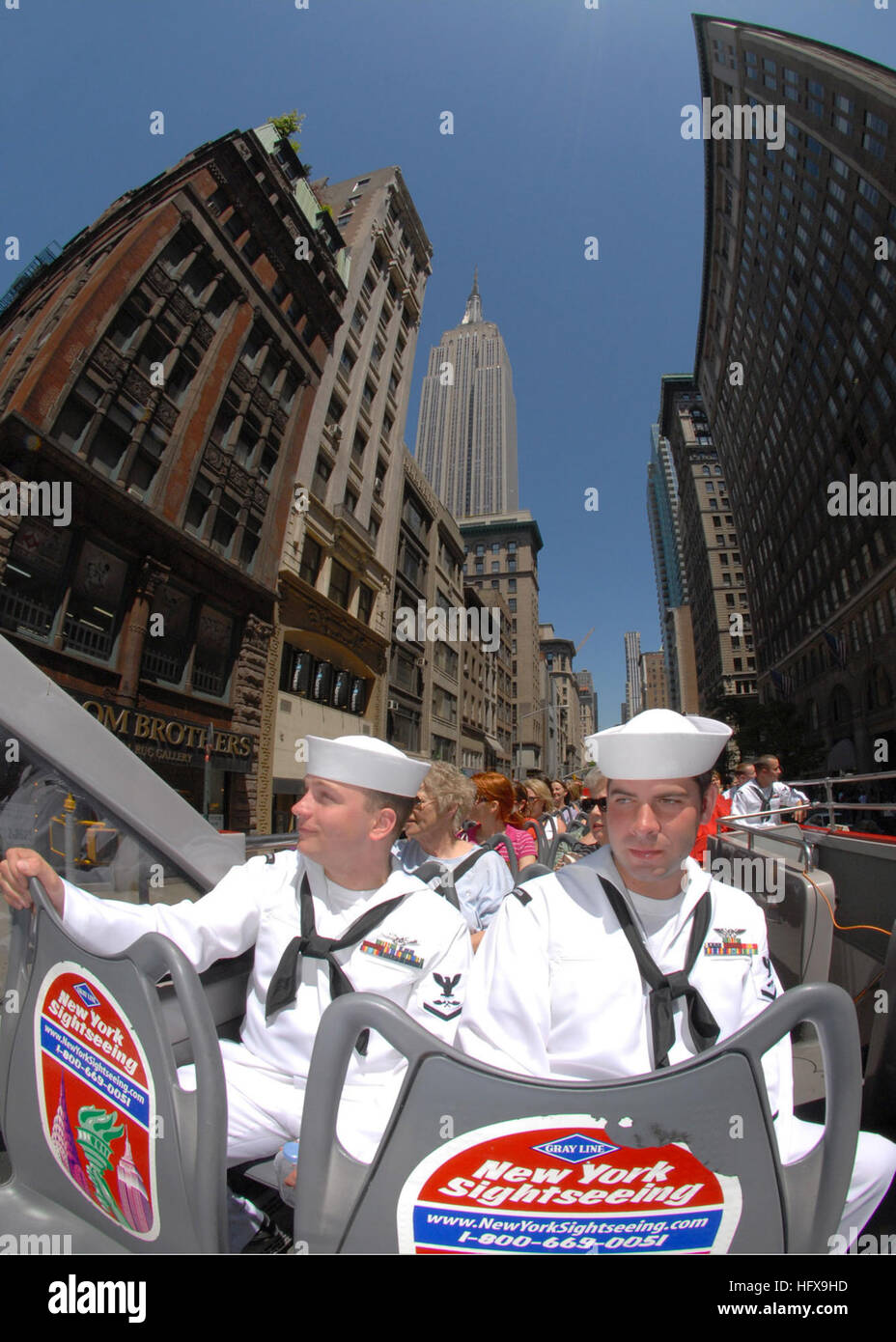 090521-N-4856C-240 NEW YORK (21. Mai 2009) Luftfahrt strukturelle Mechaniker 3. Klasse Michael Spiegler und Luftfahrt strukturelle Mechaniker 3. Klasse Dustin Davis, beide zugewiesen, Hubschrauber Mine Gegenmaßnahmen Squadron (HM) 14, fahren einen Doppeldeckerbus Tour in Manhattan während der Fleet Week New York City 2009. Ca. teilnehmen 3.000 Matrosen, Marines und Küste Guardsman an das 22. Gedenken der Fleet Week in New York. Diese Veranstaltung bietet die Bürgern von New York City und der Tri-State Umgebung Gelegenheit zu treffen Service-Mitglieder und auch die neuesten Funktionen von Toda sehen Stockfoto