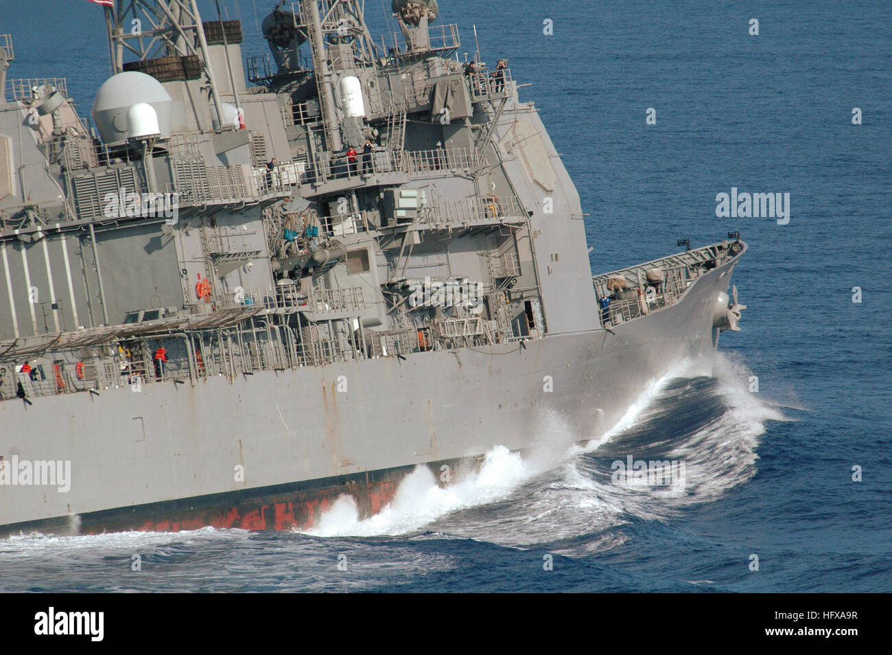 USS Lake Champlain (CG-57) wird nach der Durchführung einer Betankung am Meer mit USS Ronald Reagan (CVN-76) 6. Februar 2007 hart nach Steuerbord. Ronald Reagan Carrier Strike Group ist im Gange in den Pazifischen Ozean zur Unterstützung der US-Militäroperationen in der West-Ern Pacific. (Foto: U.S. Navy Masse Kommunikation Spezialist Seemann Joshua Scott) (Freigegeben) USS Lake Champlain (CG-57) FAS Kurzurlaub Stockfoto