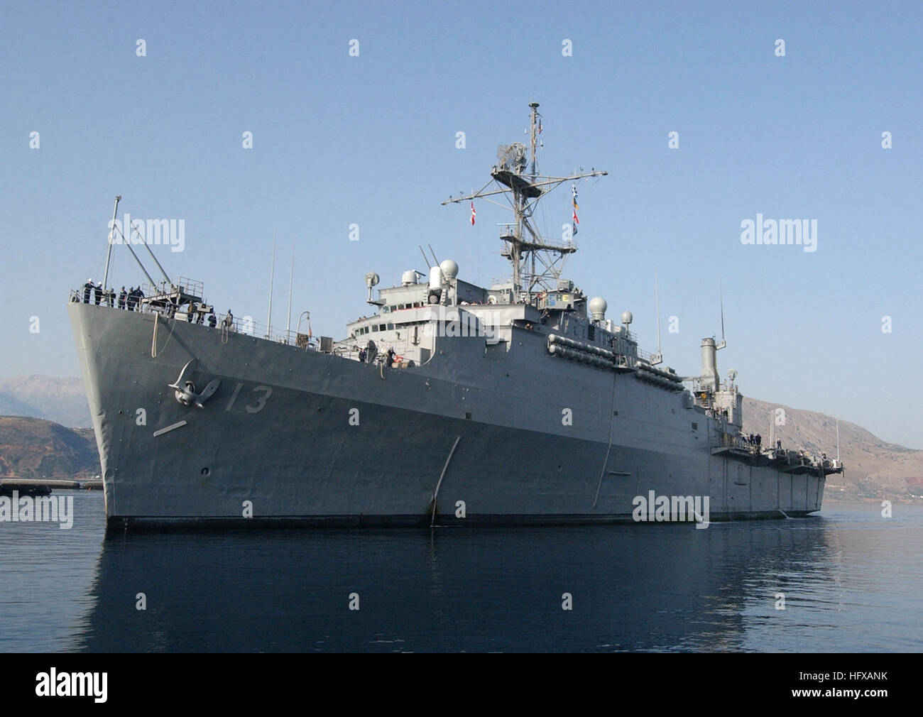 050720-N-0780F-002 Souda Bay, Kreta, Griechenland (20. Juli 2005) - amphibious Transport Dock USS Nashville (LPD 13) kommt in Souda-Bucht für eine routinemäßige Hafen-Besuch. Nashville ist Gridley in Norfolk, Virginia, und begann eine Welle auf 25. Mai 2005 zur Unterstützung der globalen Krieg gegen den Terrorismus eingesetzt. US Navy Foto von Paul Farley (freigegeben) US Navy 050720-N-0780F-002 amphibious Transport Dock USS Nashville (LPD 13) in der Bucht von Souda für eine routinemäßige Hafen Besuch kommt Stockfoto