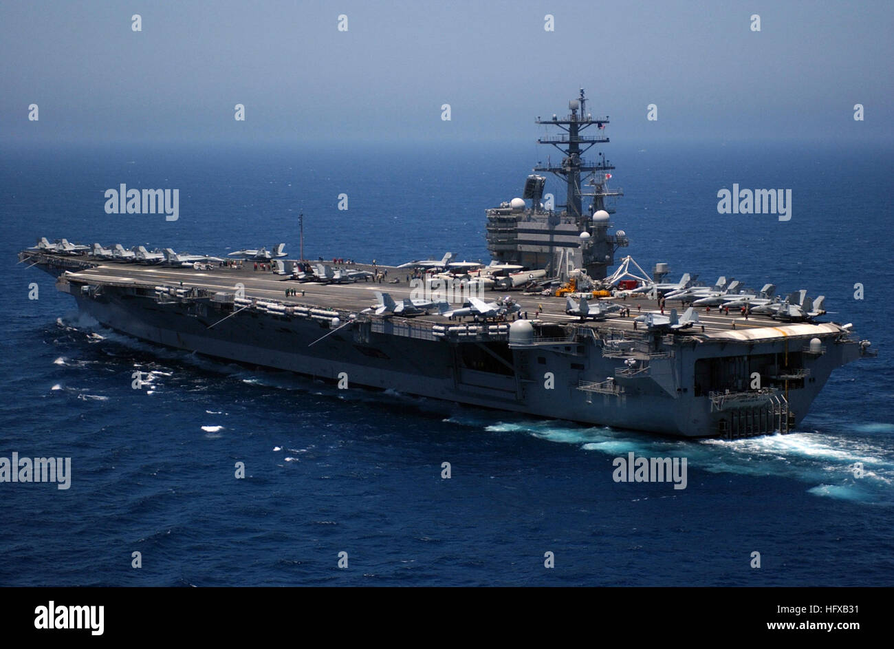 050721-N-5060B-549 Pazifik (21. Juli 2005) Ð der Nimitz-Klasse-Flugzeugträger USS Ronald Reagan (CVN-76) und eingeschifften Carrier Air Wing One vier (CVW-14) führen im Gange zugeschnitten Schiffe Training Verfügbarkeit (TSTA). Foto: U.S. Navy des Fotografen Mate 3. Klasse Christopher Brown (freigegeben) US Navy 050721-N-5060B-549 der Nimitz-Klasse-Flugzeugträger USS Ronald Reagan (CVN-76) und eingeschifften Carrier Air Wing One vier (CVW-14) führen im Gange zugeschnitten Schiffe Training Verfügbarkeit (TSTA) Stockfoto