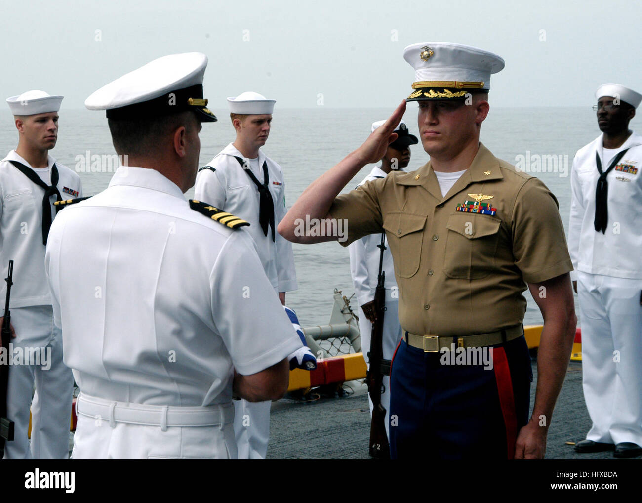 050730-N-3666S-104-Atlantik (30. Juli 2005) - Commander Steven Halpern erhält der Fähnrich von Generalmajor David Williams während einer der drei Seebestattung Meer Zeremonien auf amphibischer Angriff Schiff USS Wasp (LHD-1) durchgeführt. Die Familien der verstorbenen erhielt eine gefaltete amerikanische Flagge drei Gehäusen aus Kugeln verwendet, während die 21 Salutschüsse, ein Video von der Zeremonie und ein Diagramm lokalisieren, wo genau ihr Familienmitglied gelegt wurden, zur Ruhe. Foto: U.S. Navy des Fotografen Mate Airman Robbie Steigbügel (freigegeben) US Navy 050730-N-3666S-104 CMdR Steven Halpern erhält der Fähnrich von Generalmajor Dav Stockfoto