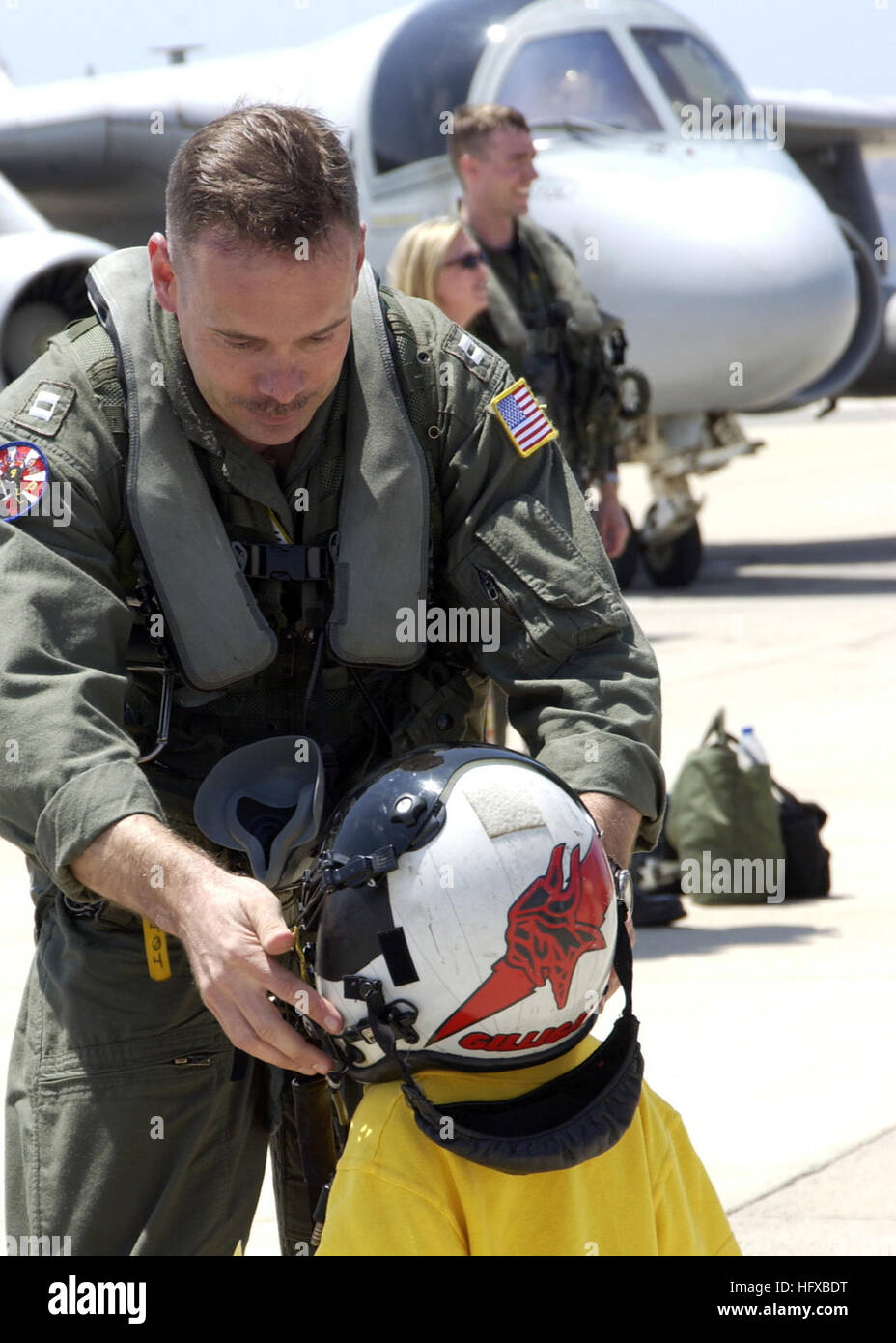 050730-N-7286M-041 San Diego, Kalifornien (30. Juli 2005) Ð Lt. Don Rogers vereint mit seinem Sohn und setzt seinen Flug Helm auf dem Kopf auf dem Flug Linie der Naval Air Station North Island. Meer Control Squadron drei drei (VS-33) kehrte nach Abschluss ihres letzten Einsatzes. VS-33 wurde an Bord der Flugzeugträger der Nimitz-Klasse USS Carl Vinson (CVN-70) zur Unterstützung der globalen Krieg gegen den Terrorismus begann. VS-33 ist die letzte der West Coast VS Staffeln und sie werden voraussichtlich im Juli 2006 stillgelegt werden. U.S. Navy Photo by PhotographerÕs Mate 2. Klasse Daniel R. Mennuto (freigegeben) US-N Stockfoto