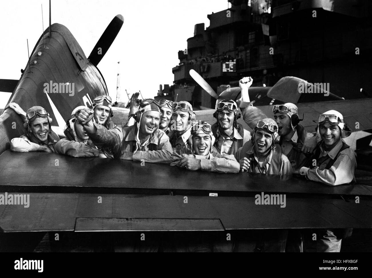 Piloten zufrieden über ihren Sieg während des Angriffs der Marshall-Inseln, Grinsen über das Heck des eine F6F Hellcat an Bord der USS LEXINGTON nach Abschuss 17 von 20 japanische Flugzeuge in Richtung Tarawa.  November 1943.  Einer Steichen.  (Marine) Genaue Datum erschossen unbekannte NARA Datei #: 080-G-470985 & Konflikt Krieg Buch #: 959 USS Lexington (CV-16) Piloten feiern Luftsiege 1943-11 Stockfoto