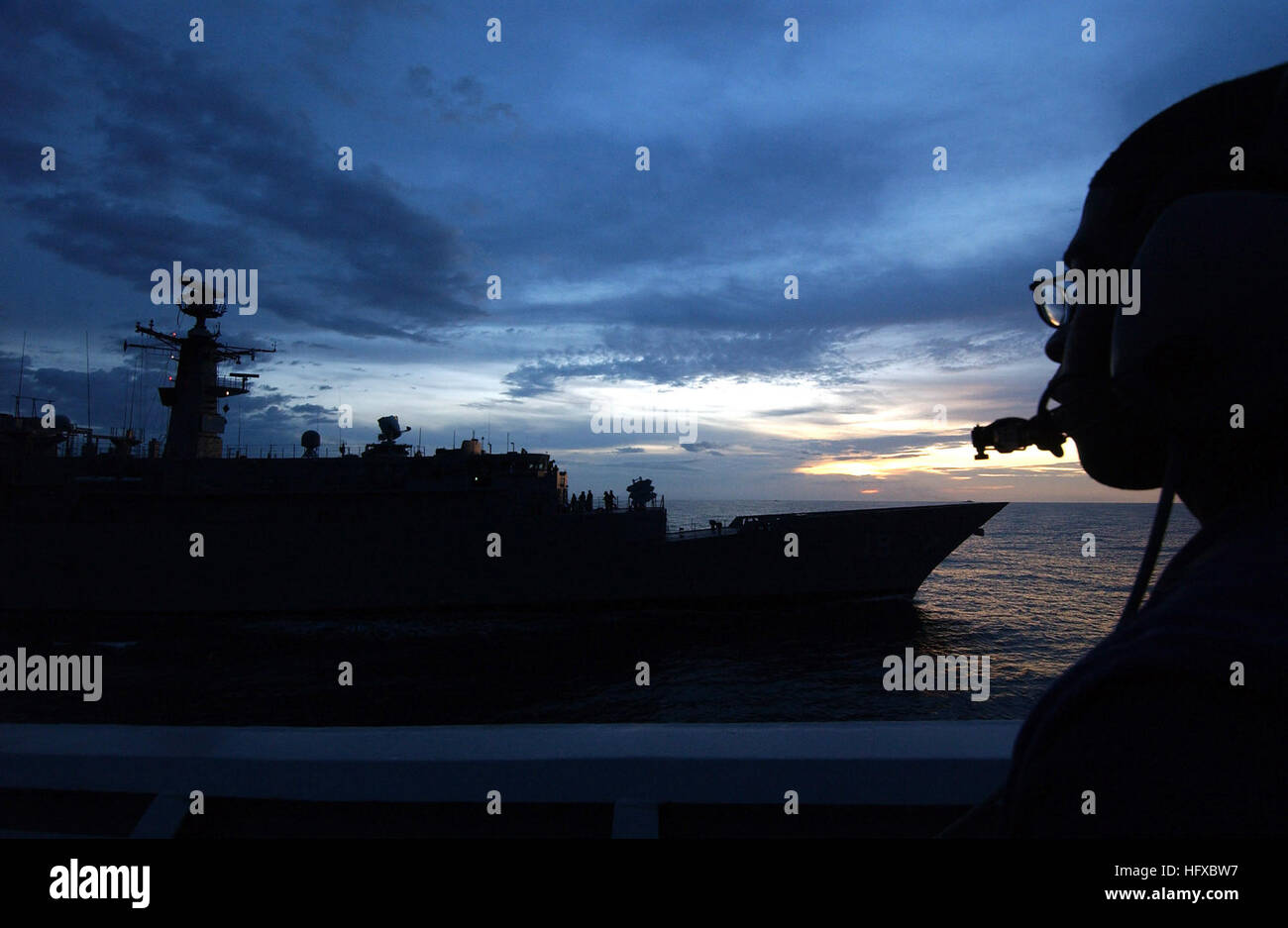 050809-F-4883S-390 Pazifik (9. August 2005) – Uhren US Marine Seemann Durrant Spenser die chilenische Fregatte Almirante Williams (FF 19) an der Seite seines Schiffes, der Lenkwaffen-Kreuzer USS Thomas S. Gates (CG 51), kommen während der Lichtlinie Übertragung am ersten Tag der PANAMAX-2005. PANAMAX ist eine Übung in der Verteidigung des Panama-Kanals mit 15 Ländern. Der Panamakanal ist entscheidend für den freien Fluss von Handel und waren in der westlichen Hemisphäre und der ganzen Welt. Wirtschaft und Stabilität in der Region hängen weitgehend von den sicheren Transport von mehreren 100 Millionen Tonnen Fracht, Stockfoto