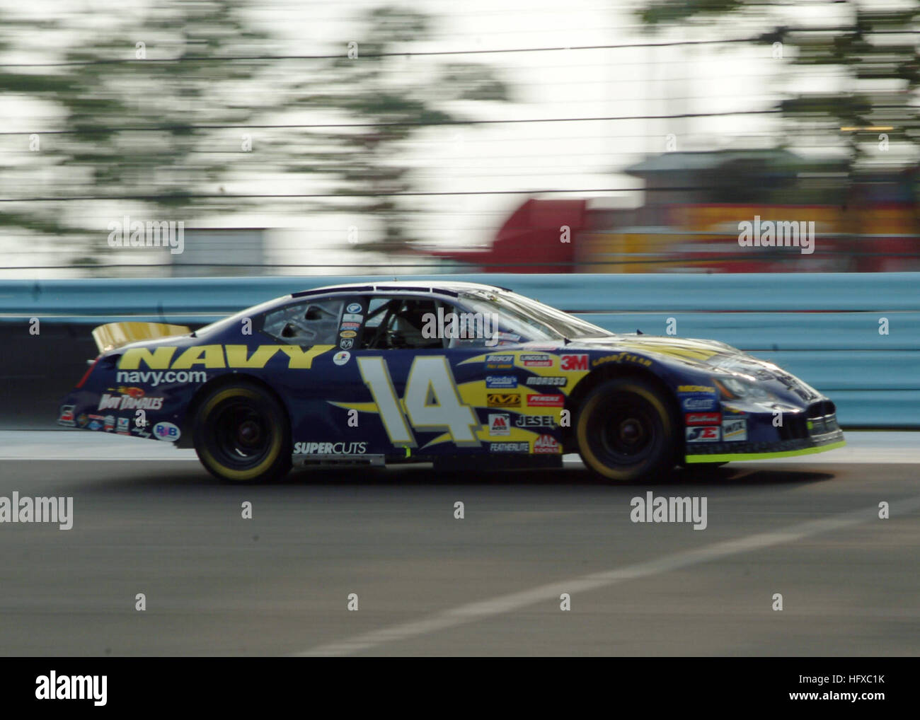 050813-N-0962S-245 Watkins Glen, New York (13. August 2005) - David Stremme, Treiber von der Nr. 14 Navy "Beschleunigen Your Life" Dodge Charger, durchläuft der letzten Kurve während einer Runde von der NASCAR Busch Series Zippo 200 Rennen in Watkins Glen International. Stremme, 2003 NASCAR Busch Series Rookie des Jahres, begann das Rennen in der 38. Rang vor der Fertigstellung in 17. Stremme ist derzeit 8. in der Meisterschaft und seine zeigen diese Woche hielt ihn für seinen 16. Woche in den Top 10. Foto: U.S. Navy Journalist 1. Klasse Brandan W. Schulze (freigegeben) US Navy 050813-N-0962S-245 David Stockfoto