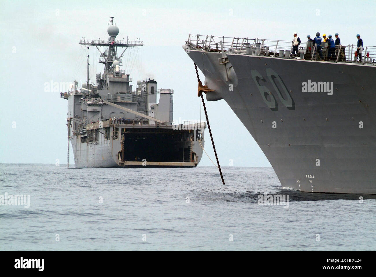 050814-N-4772B-153 South China Sea (14. August 2005) - bereiten amphibische Landung Schiff Dock USS Harpers Ferry (LSD-49) und der Lenkwaffenzerstörer USS Paul Hamilton (DDG-60) zur Teilnahme an einer Schlepptau Übung während vor Anker in das Südchinesische Meer. Die beiden Schiffe sind auf dem Weg in die Philippinen Phase der Zusammenarbeit flott Reife und Ausbildung (CARAT) 2005. Karat ist eine jährlich stattfindende Serie von bilateralen Wehrübungen mit mehreren südostasiatischen Nationen entwickelt, um die Interoperabilität der jeweiligen Meer Dienstleistungen verbessern. Foto: U.S. Navy Journalist Brian der 2. Klasse s. Biller (REL Stockfoto