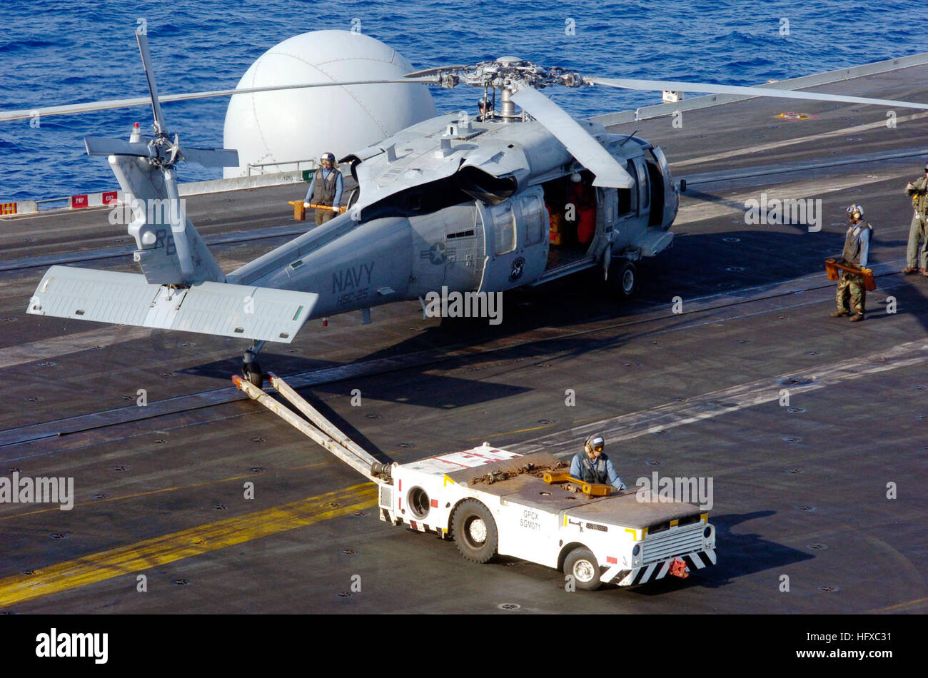 050817-N-6106R-142-Pazifik (17. August 2005) - ein MH-60 Seahawk-Hubschrauber, Hubschrauber Sea Combat Support Squadron zwei fünf (HCS-25), zugeordnet zu einer Betankung Position nach Unterstützung einer vertikalen Nachschub zwischen USS Kitty Hawk (CV-63) und das Military Sealift Command (MSC) im Gange Nachschub fettiger USNS Flint (T-AE 32) geschleppt. Kitty Hawk und eingeschifften Carrier Air Wing Five (CVW-5) sind derzeit an ihren Heimathafen nach einer geplanten Bereitstellung im Bereich 7. Flotte der Verantwortung zurück. US Navy Foto des Fotografen Mate Airman Stephen W. Rowe (freigegeben) U.S. Navy 050817 Stockfoto