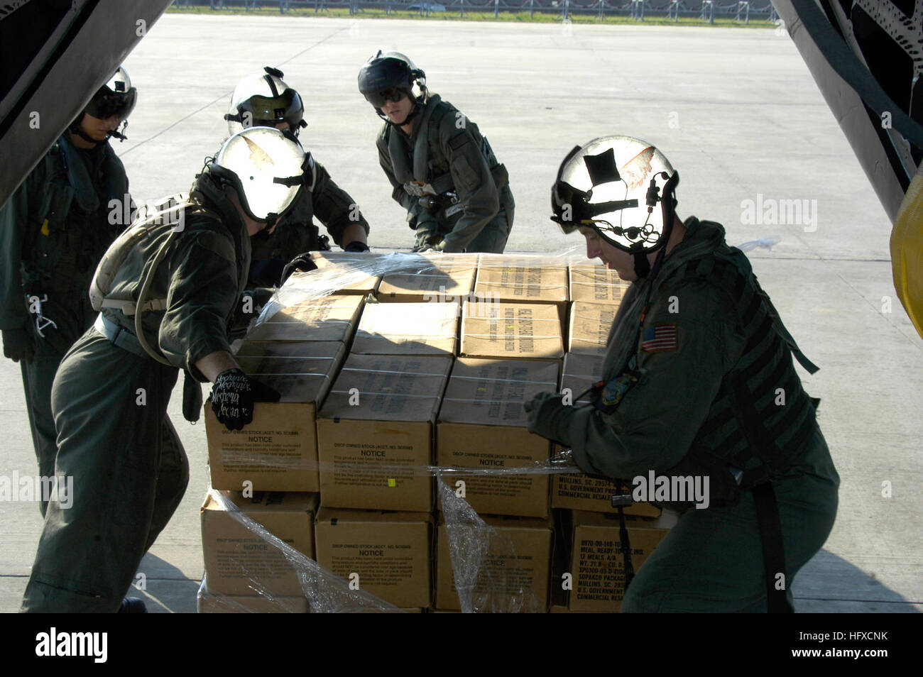 050902-N-1467R-005 New Orleans (2. September 2005) – US-Navy Air Besatzungsmitglieder zugewiesen Hubschrauber Mine Gegenmaßnahmen Squadron One Five (HM-15) stationiert an der Naval Air Station Corpus Christi, Texas aus laden eine Palette mit Mahlzeiten bereit zu essen (FM) von einem MH-53E Sea Dragon geladen. HM-15 ist in Betrieb von amphibischen Angriff Schiff USS Bataan (LHD-5) und stützen Beihilfe bei der Rettung der Opfer des Hurrikans Katrina und Lebensdauer Notwendigkeiten in die Innenstadt von New Orleans und Biloxi, Mississippi Gegend. Der Marine-Beteiligung an der humanitären Hilfseinsätze wird von der Bundesrepublik Emerg geführt. Stockfoto