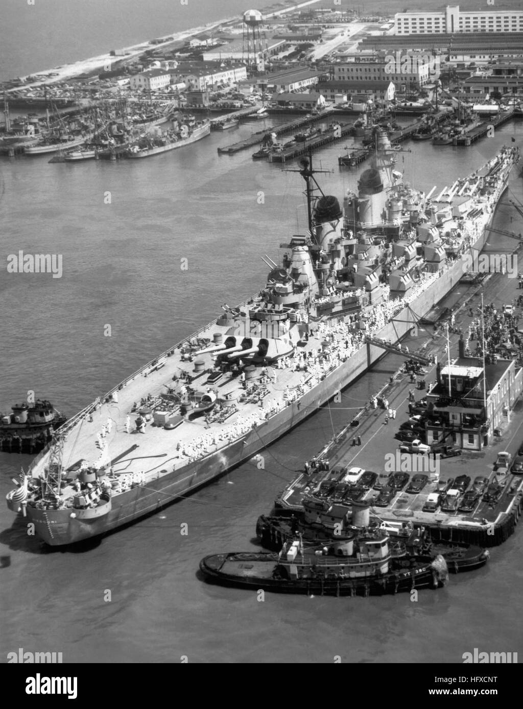 Schräge der USS MISSOURI (BB-63) bei der Ankunft in Norfolk, VA aus Korea.  Mannschaftsmitglieder an Deck, F-56 F.L.8.25. NARA-Datei #: 80-G-428360 USS Missouri BB-63 Norfolk 1951 Stockfoto