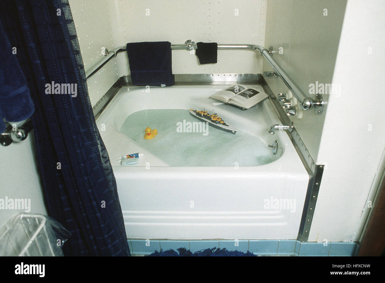 Die Badewanne auf dem Schlachtschiff USS IOWA (BB-61).  Dies ist der einzige Badewanne auf einem Kriegsschiff der United States Navy.  Es wurde als eine Annehmlichkeit für Präsident Franklin D. Roosevelt installiert, als er den Atlantik überquerte Treffen mit britischen Premierminister Winston Churchill und der sowjetische Generalsekretär Joseph Stalin in Casablanca, Marokko. USS Iowa (BB-61) Badewanne DN-ST-86-02543 Stockfoto