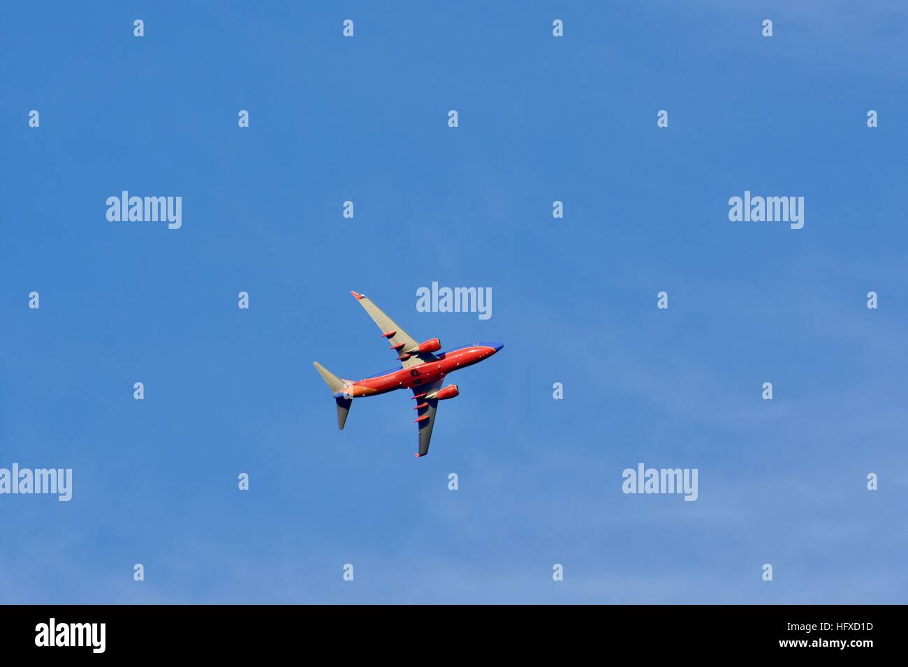 Ein Southwest Airline Flugzeug durch den blauen Himmel fliegen Stockfoto