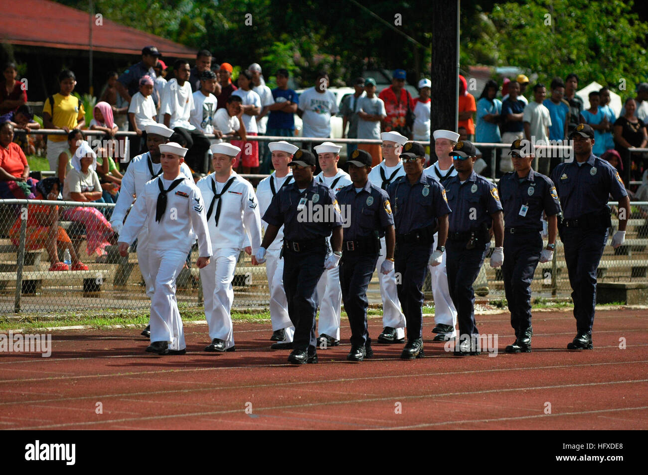 050910-N-1332Y-147 Pohnpei, Mikronesien (10. September 2005) Ð Segler zugewiesen Lenkwaffenzerstörer USS Fitzgerald (DDG-62) März zusammen mit lokalen Behörden von Pohnpei, Mikronesien, als Teil einer Befreiung-Parade. Die Crew von Fitzgerald besuchte Pohnpei als US militärische Vertreter zu bezeugen und Pohnpei 60. Jahrestag Feierlichkeiten anlässlich des Landes Befreiung von der japanischen militärischen Besatzung beteiligt. Fitzgerald ist das erste US-Marine Kriegsschiff einen Hafen-Besuch in den Föderierten Staaten von Mikronesien in mehr als fünf Jahre halten und beteiligt sich an verschiedenen Aktivitäten Stockfoto