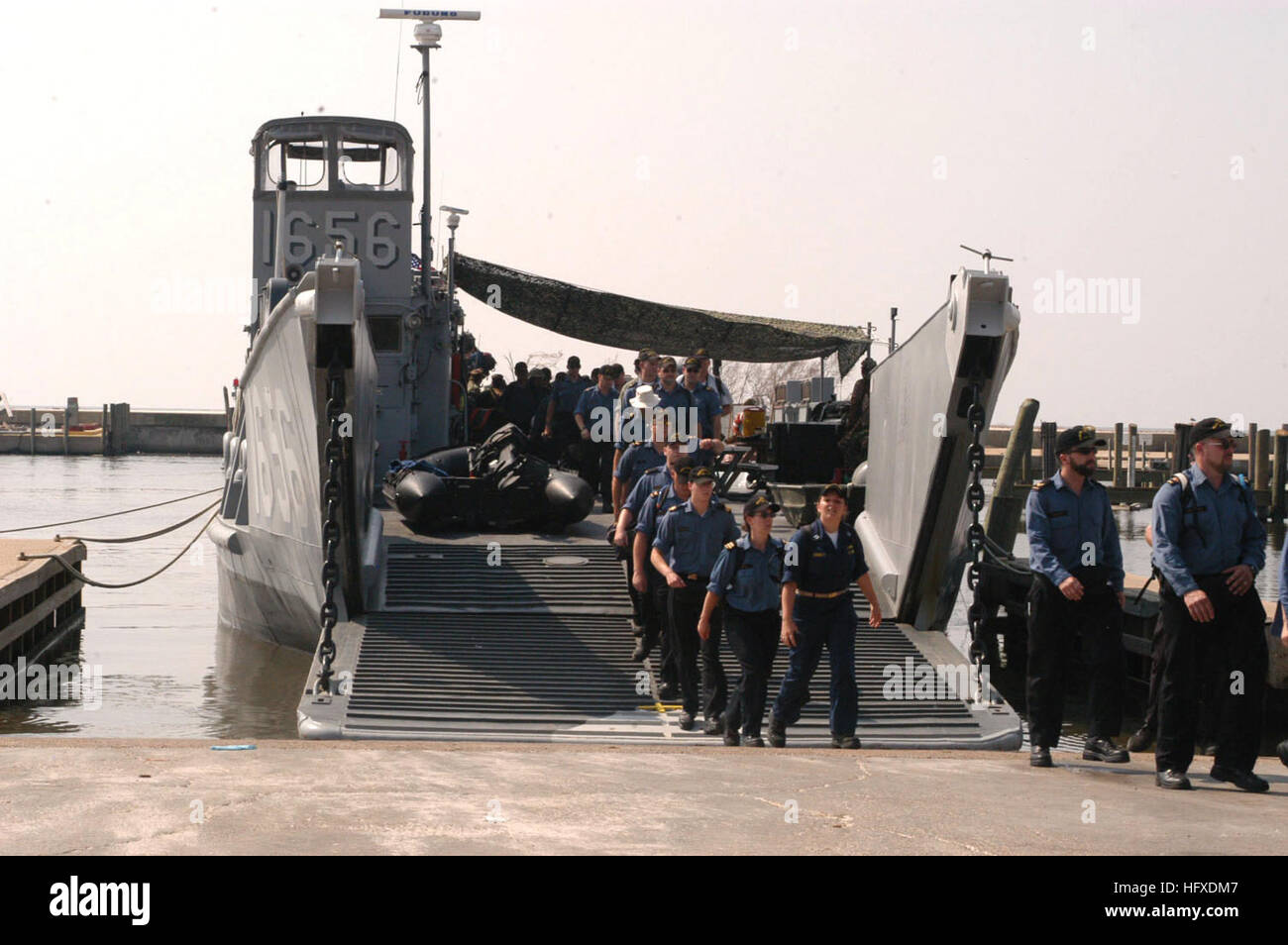 050913-N-0793G-001 Biloxi, Mississippi (13. September 2005) - kanadische Matrosen und Soldaten verlassen ein Landungsboot Einheit (LCU) auf den Stränden von Biloxi, ihre Schiffe in dem Gebiet. Die kanadischen Schiffe, HMCS Athabaskan (DDH-282) und HMCS Ville De Québec (DDH 332), erreichten in Pensacola, Florida, früher in der Woche Hilfsgüter abgeben, vor der Ankunft in Mississippi. Der Marine-Beteiligung an der Hurricane Katrina humanitäre Hilfseinsätze werden durch die Federal Emergency Management Agency (FEMA), in Verbindung mit dem Department of Defense geführt. Foto: U.S. Navy Journalist 3rd Stockfoto