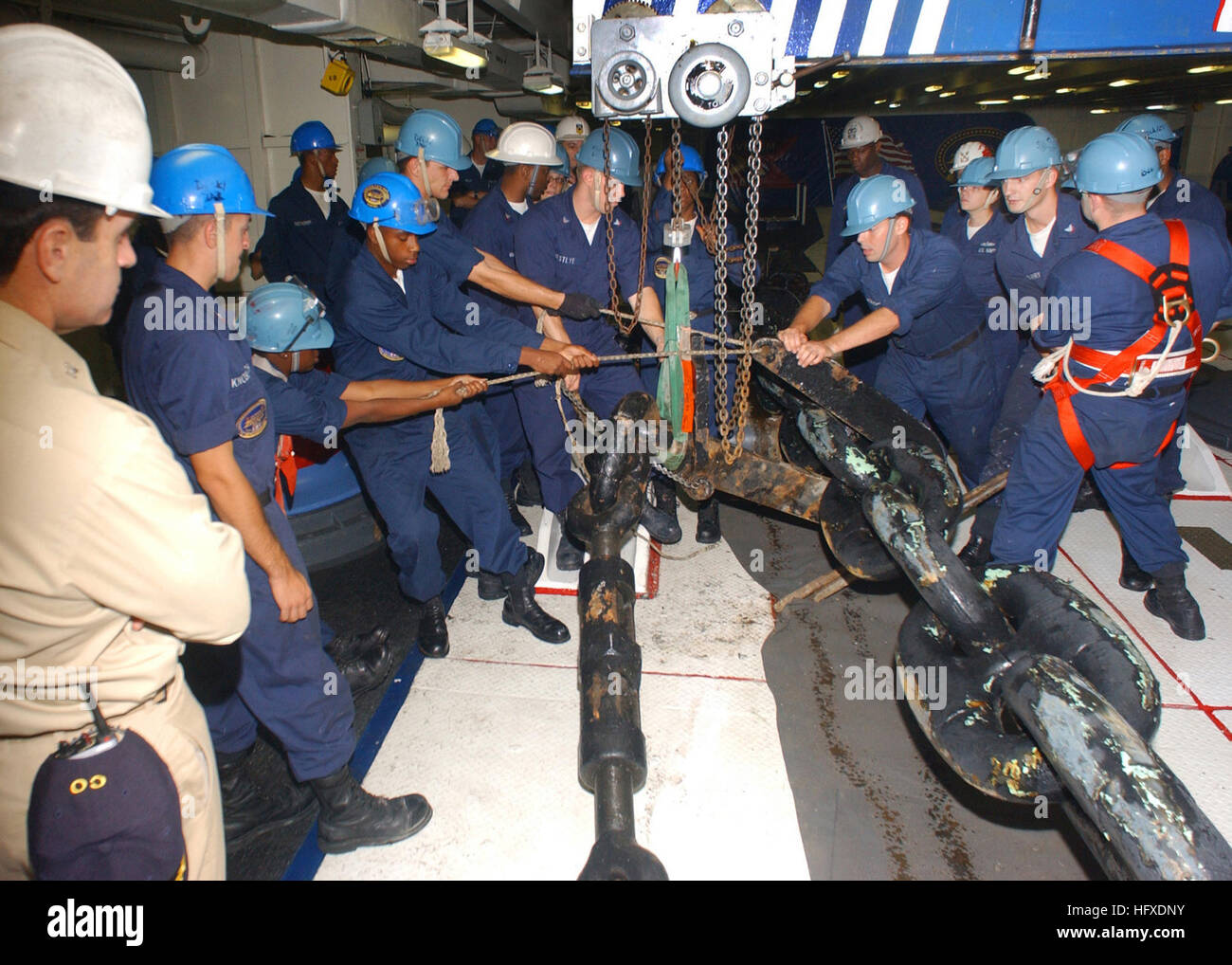 050914-N-6125G-086 Golf von Mexiko (14. September 2005) - Uhren USS Harry S. Truman (CVN-75) Kommandierender Offizier, Kapitän James P. Gigliotti als Segler zugewiesen den Decksbereich ein Anker Kette Stop in Trumans FocÕsle, nach dem Wiegen Anker sichern. Truman wird derzeit in der Golf-Küste zur Unterstützung der Hurrikan Katrina Einsätze bereitgestellt. Der Marine-Beteiligung an der humanitären Hilfe Operation wird Blei durch die Federal Emergency Management Agency (FEMA), in Verbindung mit dem Department of Defense. US Navy Foto vom Fotografen der 3. Klasse Eric S. Garst (freigegeben) US Navy 0 Mate Stockfoto