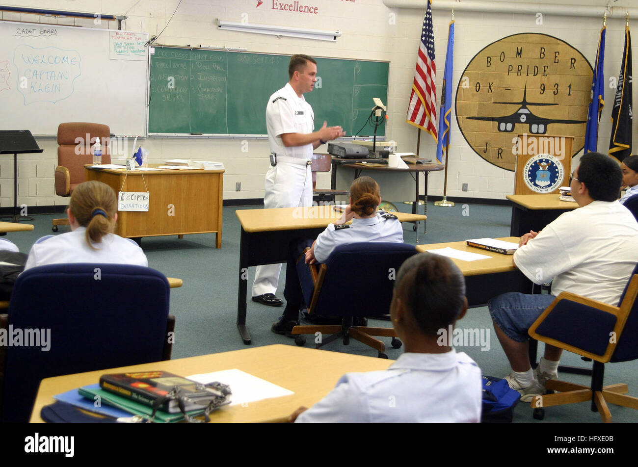 050920-N-3271W-005 Midwest City, Oklahoma (20. September 2005) Ð Air Force Junior Reserve Officer Training Corps (ROTC) und Luftfahrt Schüler von Midwest City High School anhören wie US Marine Aviation ElectricianÕs Mate 3. Klasse Soor über seine Karriere Naval Aviation spricht. Petty Officer Grive ist eine regionale Recruiter von Oklahoma City. Der Vortrag war eine der Aktivitäten des ÒNavy WeekÓ im Großraum Oklahoma City. Zwanzig solche Wochen wurden dieses Jahr in Städten in den Vereinigten Staaten, angeordnet durch die Marine Büro der Community Outreach (NAVCO) durchgeführt. NAVCO ist eine neue Einheit Stockfoto