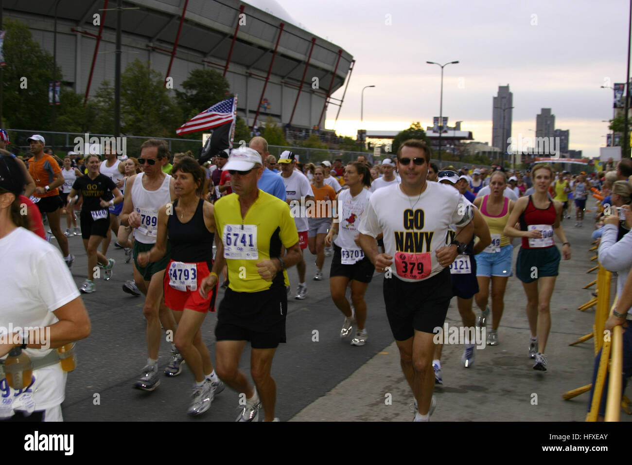 051002-N-7006N-001 Minneapolis (2. Oktober 2005) - vor kurzem pensionierter Marine Kommandant Dave Hutton beteiligt sich an den Twin Cities Marathon.  Marine Teilnahme begrenzt den Twin Cities erstmals "Navy Woche." Zwanzig solche Wochen sind in diesem Jahr in Städten in den USA, organisiert durch die Marine Büro der Community Outreach (NAVCO) geplant. NAVCO ist eine neue Einheit mit der Verbesserung der Marine Markenimage in Gebieten mit begrenzten Exposition gegenüber der Marine beauftragt. Foto des Fotografen Chief Mate Robin Nelson (freigegeben) US Navy 051002-N-7006N-001: US Navy zog vor kurzem Navy Commander Dave Hutton Stockfoto