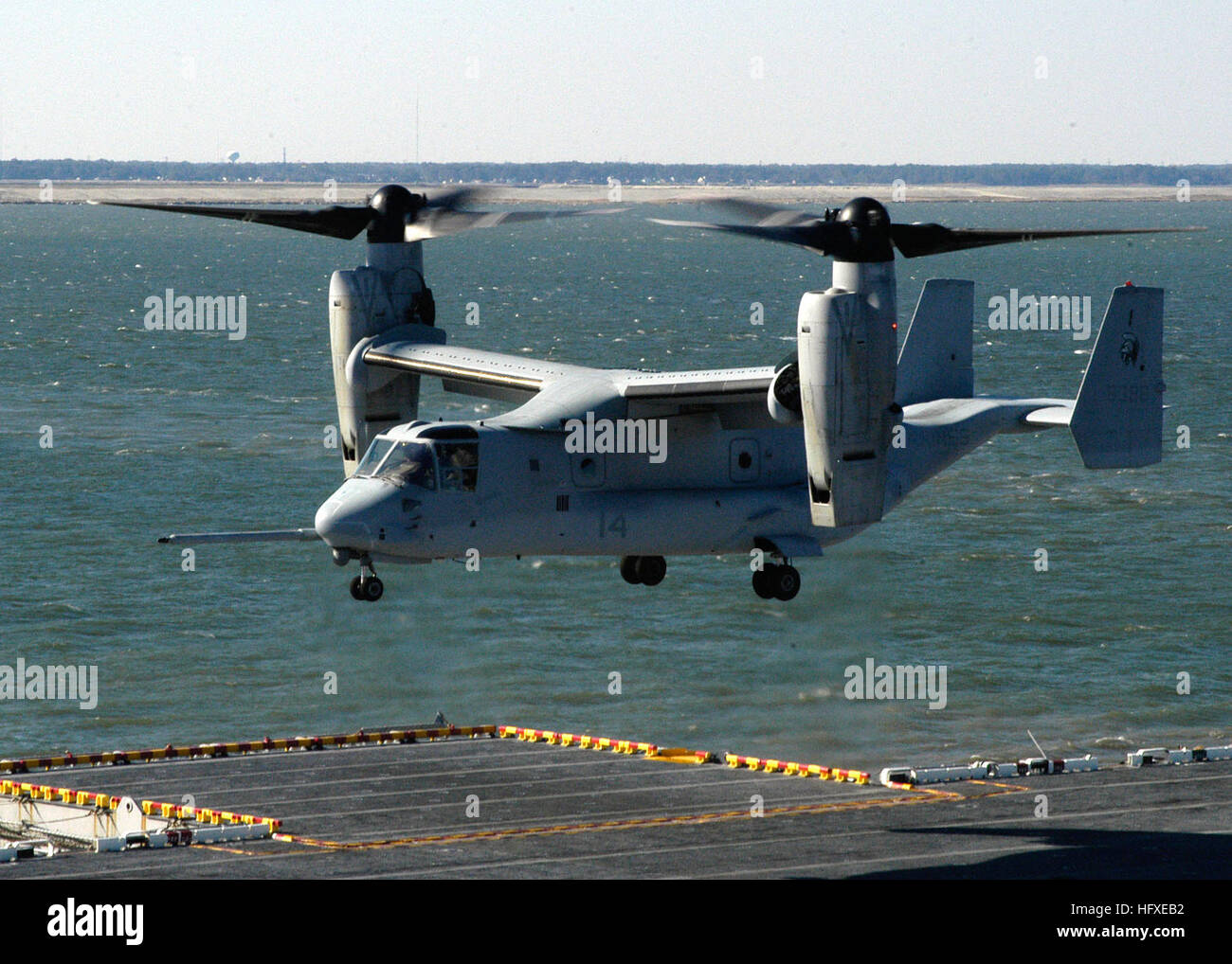 051102-N-3527B-025 Norfolk, Virginia (2. November 2005) - A US Marine Corps MV-22 Osprey, zugewiesen, Marine Tiltrotor Operational Test und Auswertung Geschwader zwei zwei (VMX-22), bereitet sich bereits auf dem Flugdeck der amphibischen Angriff Schiff USS Wasp (LHD-1) landen. Wespe, Gridley am Naval Station Norfolk, Durchführung von Einarbeitung Hafenbetrieb im Hinblick auf ein bevorstehendes im Gange Periode mit der MV-22 Osprey trainiert. Die MV-22 ist eine fortschrittliche Technologie, vertikaler/kurzer Start und Landung (VSTOL) Mehrzweck taktische Flugzeuge und soll die Alterung CH-46E Sea Knight und CH - ersetzen Stockfoto