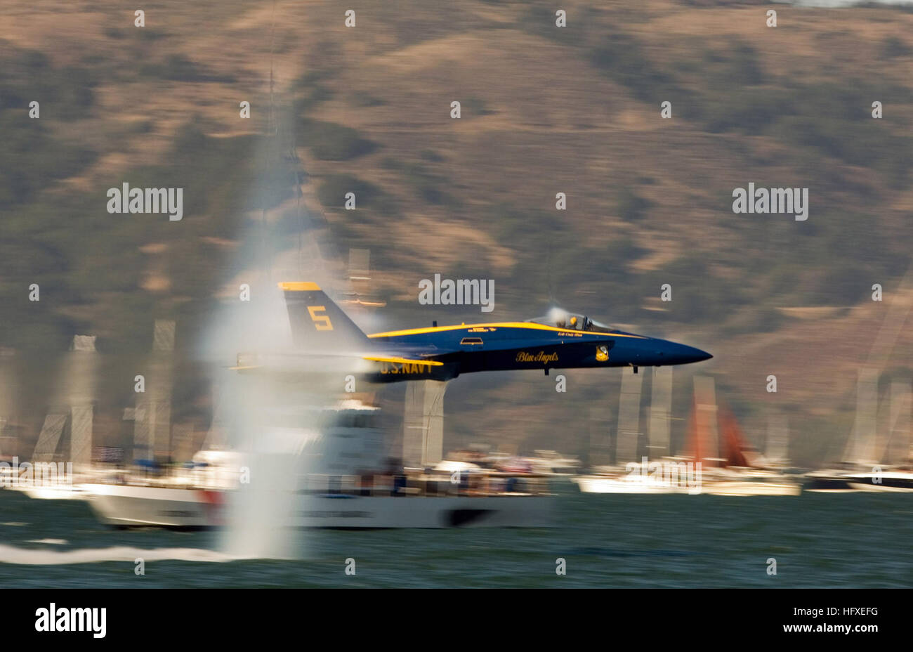 051009-N-7559C-001 San Francisco, Kalifornien (9. Oktober 2005) - The Navy Flight Demonstration Team, die "Blue Angels" Lead Solo, führt den sneak Pass, ein Manöver, das die F/A-18 Hornet Fähigkeit, in einen Zielbereich unerkannt bei Geschwindigkeiten nahe 700 mph schleichen demonstriert. Die blauen Engel führen mehr als 70 Shows an 34 Standorten im ganzen Land jedes Jahr. Foto: U.S. Navy des Fotografen Mate 2. Klasse Ryan Courtade (freigegeben) US Navy 051009-N-7559C-001 die Navy die Flugvorführung, die Blue Angels Teamleiter solo, führt den sneak Pass Stockfoto