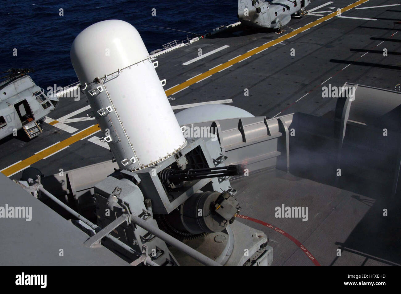 051013-N-9222M-013-Pazifik (13. Oktober 2005) - A close-in Waffe Systems (CIWS) Feuer im Brandfall vor Ziel Kalibrierung (PAC) an Bord der amphibischen Angriff Schiff USS Essex (LHD-2). CIWS ist das Selbstverteidigungssystem, das verbindet eine 20mm Gatling-Kanone mit Such- und Feuerleitradar zu stellen, Oberfläche Schiffe mit terminal Abwehr Anti-Schiff-Raketen. Essex ist derzeit im Gange in den Pazifischen Ozean, die Durchführung von Übungen. US Navy Foto vom Fotografen Mate Airman Nicholas C. Messina (freigegeben) US Navy 051013-N-9222M-013 A close-in Waffe Systems (CIWS) feuert während einer Pre-Ziel Calibra Stockfoto