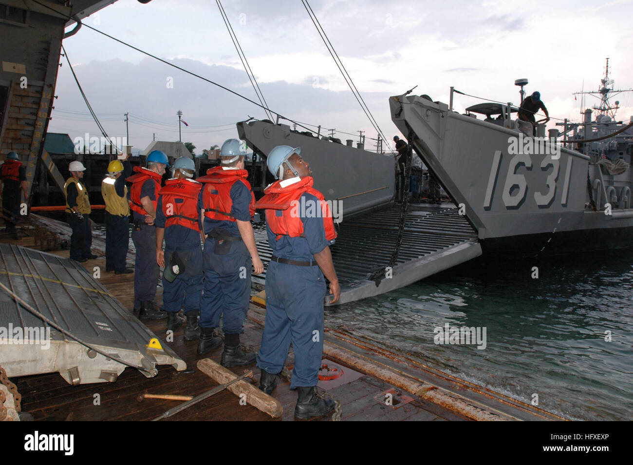 061017-N-2970T-006 Subic Bay, Philippinen (17. Oktober 2006) - Linie BoatswainÕs Kameraden an Bord der USS Essex (LHD-2) bis um zu einer eingehenden Landing Craft Utility (LCU) auf das Heck Tor des Schiffes zu sichern. Essex ist auf den Philippinen, die Teilnahme an den bilateralen Übungen Übung Talon Vision (TV 07) und amphibische Landung Übung (PHIBLEX 07), mit der Streitkräfte der Philippinen (AFR). Essex ist das NavyÕs nur vorwärts bereitgestellt amphibischer Angriff Schiff und hat seinen Sitz in Sasebo, Japan. Foto: U.S. Navy Mass Communication Specialist 3. Klasse Marvin E. Johnson Jr. (freigegeben) US Navy 061017-N-2970T Stockfoto