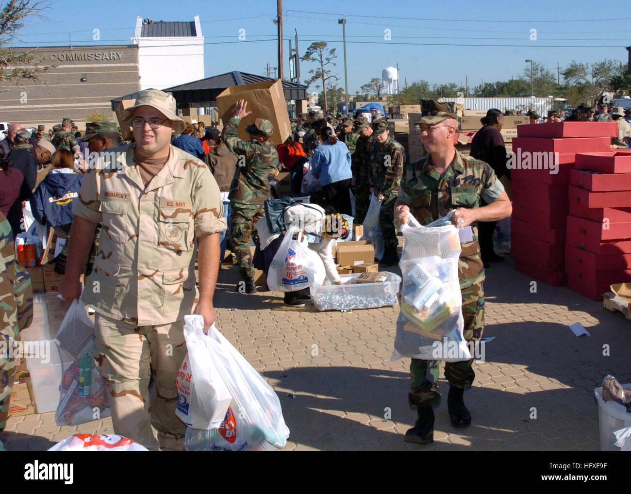 051026-N-9583M-002 Gulfport, Mississippi (26. Oktober 2005) - Tragetaschen aktiven Dienst Personal Goodies, die ihnen durch die Marine Exchange (NEX) am Naval Construction Battalion Center (NCBC), Gulfport gegeben.  Die NEX gekauft Artikel für kostenlose Verteilung an aktiven Dienst Personal mit Gelder von der Department of Defense (DOD) von Handys bis hin zu Zahnbürsten und grundlegende Elemente wie Unterhemden und Socken zu helfen, verloren durch den Hurrikan Katrina zu ersetzen.    Foto: U.S. Navy des Fotografen Mate 1. Klasse Christopher M. McCoin (freigegeben) uns Marine 051026-N-9583M-002 aktive Aufgabe Personal Fahrzeug Stockfoto