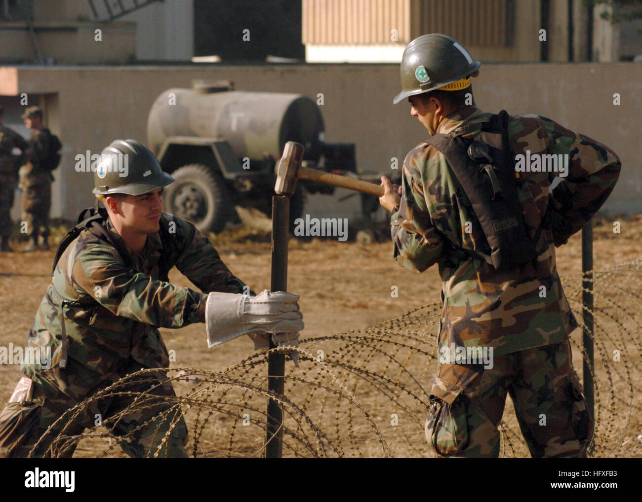 051027-N-1261P-013 Muzafarrabad, Pakistan (27. Oktober 2005) - U.S. Navy Stahlarbeiter Constructionman Casey Good, links, und Baumeister Constructionman Joseph Hilbert Ort Konzertina Draht um den Befehl Einsatzzentrale für Naval Mobile Bau-Bataillon sieben vier (NMCB-74) in Muzafarrabad, Pakistan. Die Vereinigten Staaten beteiligt sich eine Multi-nationale Unterstützung und Betreuungsaufwand von der pakistanischen Regierung geführt, um Hilfe für die Opfer des verheerenden Erdbebens zu bringen, die die Region am 8. Oktober 2005 erschütterte. US Navy Foto vom Fotografen ist Mate 2. Klasse Eric S. Powell (frei) Stockfoto