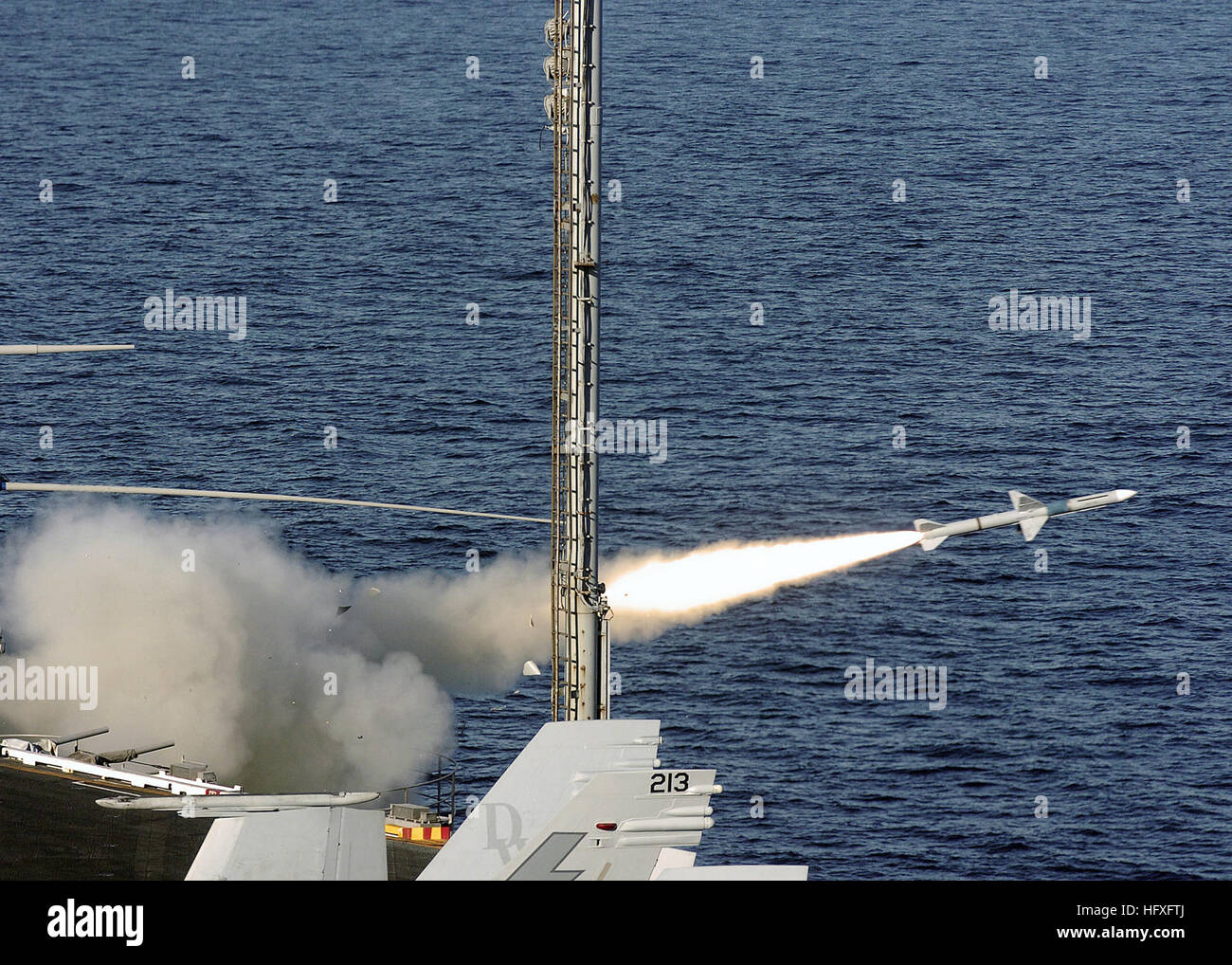 051108-N-9742R-001-Atlantik (8. November 2005) - A RIM-7 NATO Sea Sparrow Boden-Luft-Rakete startet von der nuklear angetriebene Flugzeugträger USS Enterprise (CVN-65) während einer Raketen-Angriff-Simulation. Die RIM-7 Sea Sparrow ist ein mittlerer Reichweite, Krisenreaktionsmechanismus, Rakete Waffensystem, das die Fähigkeit zu zerstören feindliche Flugzeuge, Anti-Schiff-Raketen und Oberfläche Rakete Plattformen zur Verfügung stellt. Unternehmens- und eingeschifften Carrier Air Wing One (CVW-1) werden derzeit in den Atlantischen Ozean zugeschnitten Schiff Training Verfügbarkeit (TSTA) durchführen. Foto: U.S. Navy des Fotografen Mate 3. Cl Stockfoto
