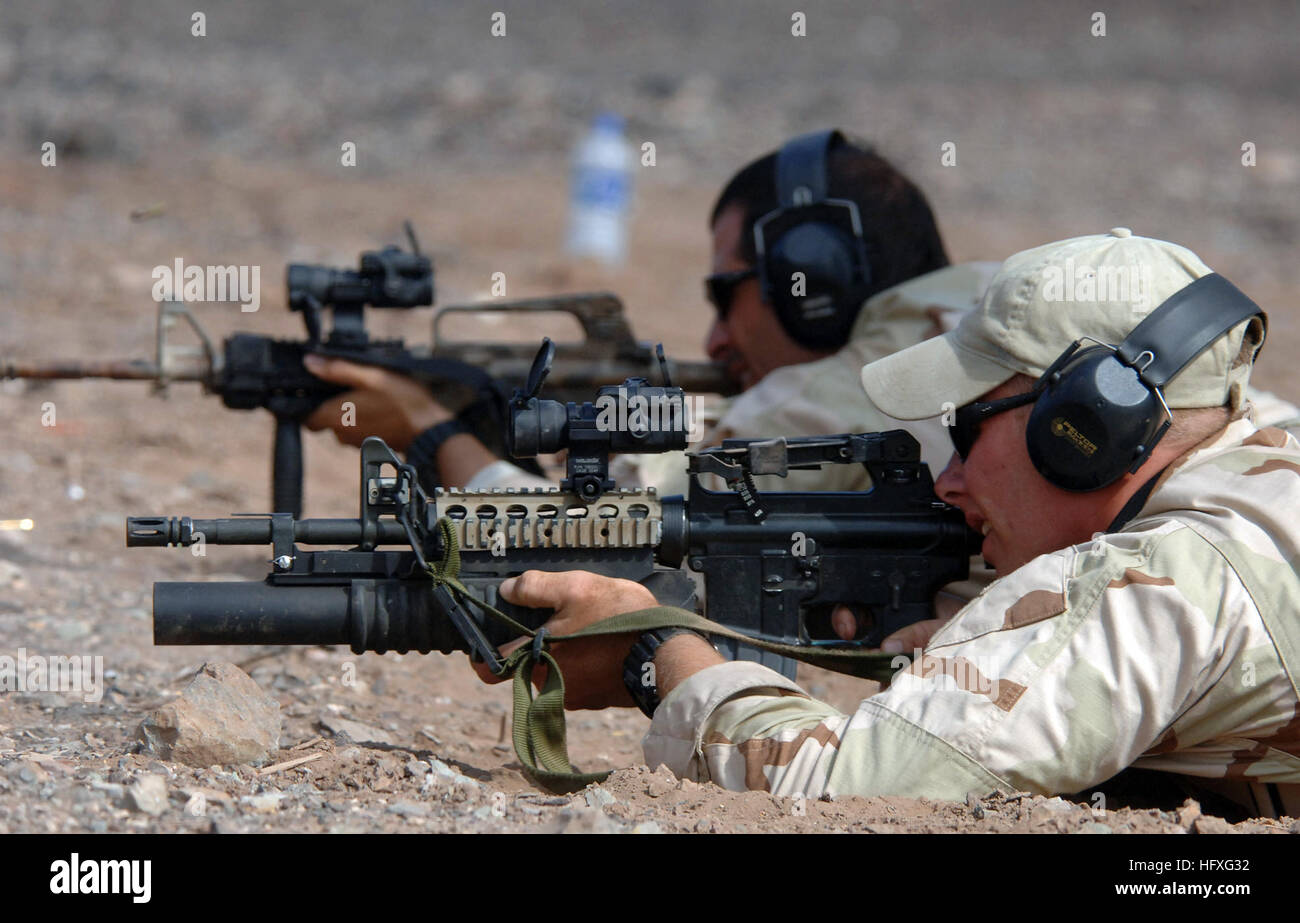 Explosive Verordnung Entsorgung Teammitglieder, Petty Officer 1st Class Frank Fazalore und Petty Officer 3rd Class Thomas Yockachanis, feuern ihre m-16-Gewehre für ihre jährlichen Qualifikationen im Bereich TC-02, in der Nähe der Ortschaft Arta, Dschibuti, 14. November 2005. Kombinierte gemeinsame Task Force-Horn von Afrika Mobile Unit 8, Abteilung 4, nutzen das Angebot, ihre Waffen Kenntnisse und Qualifikationen.  (FREIGEGEBEN) (Foto: U.S. Air Force Staff Sgt Stacy L. Pearsall) US Navy 051114-F-7234 P-064 US Navy Petty Officer 1. Klassen Frank Fazalore und Petty Officer 3rd Class Thomas Yockachanis, Bo Stockfoto