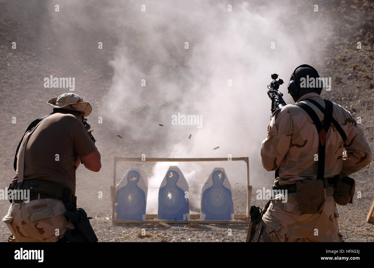 Petty Officer 1st Class David Strogylos und Petty Officer 2. Klasse Clayton Pressley Feuer ihre m-16 Gewehre im Bereich TC-02, in der Nähe der Ortschaft Arta, Dschibuti, 14. November 2005. Kombinierte gemeinsame Task Force-Horn von Afrika Mobile Unit 8, Abteilung 4, nutzen das Angebot, ihre Waffen Kenntnisse und Qualifikationen.  (FREIGEGEBEN) (Foto: U.S. Air Force Staff Sgt Stacy L. Pearsall) US Navy 051114-F-7234P-239 US Navy Explosive Ordnance Entsorgung Mobile Einheit acht (EODMU-8), Ablösung vier team-Mitglieder, Petty Officer 1st Class David Strogylos, links, und Petty Officer 2. Klasse Manu Stockfoto