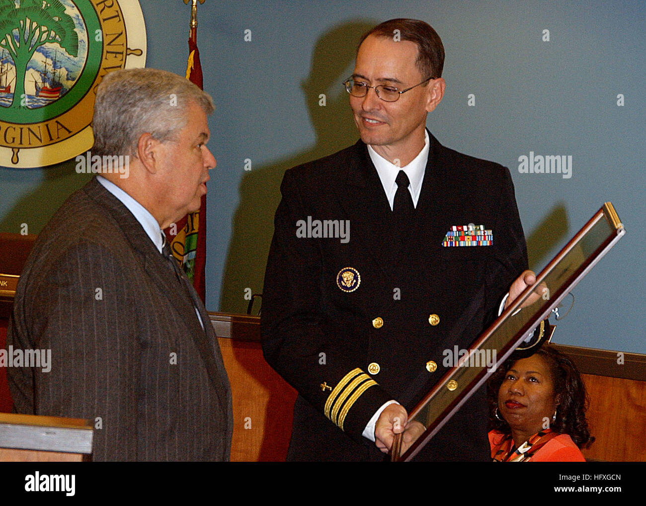 051122-N-8646H-004 Newport News, VA (22. November 2005) - Bürgermeister von Newport News Joe S. Frank, links, präsentiert eine Resolution of Recognition award CMdR Robert Williams, der Kaplan von der Nimitz-Klasse-Flugzeugträger USS George Washington (CVN-73), um das Schiff Hilfe mit Beziehungen in der Gemeinschaft-Projekte für die Stadt. Mehr als siebenhundert George Washington Segler teilgenommen Beziehungen Gemeinschaftsprojekte in Newport News, kulminierend in den meisten freiwilligen Stunden durch eine individuelle Kommando Volksmarine berufen in einem Jahr beigetragen. Seit der Ankunft des Schiffes in der Werft, George Washington Segler Stockfoto