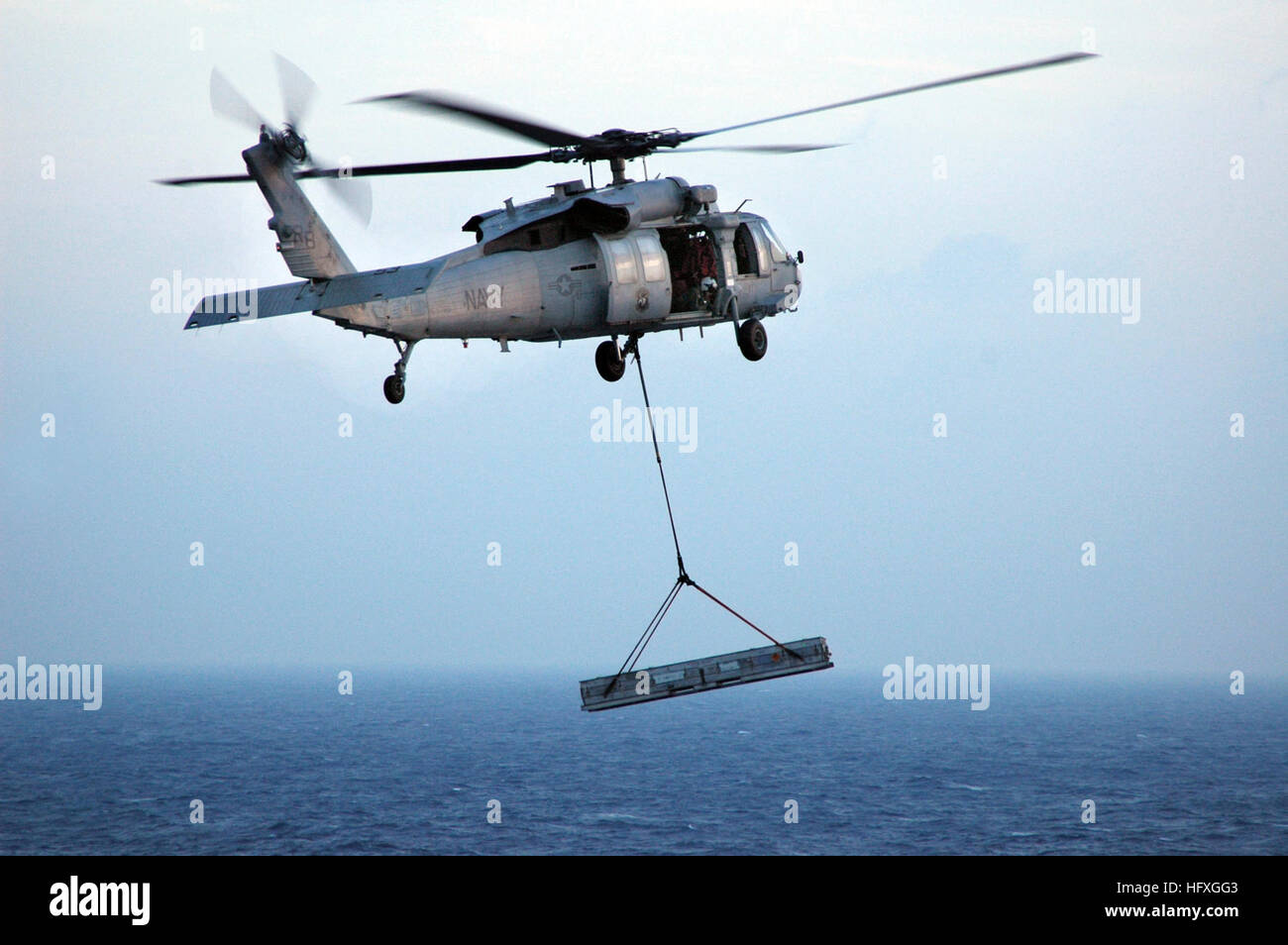 051129-N-6106R-027 Pazifik (29. November 2005) Ð ein MH-60 Seahawk Hubschrauber Transporte Lieferungen von der Military Sealift Command (MSC) Munition Schiff USNS Flint (T-AE-32) auf dem konventionell angetriebenen Flugzeugträger USS Kitty Hawk (CV-63) während einer vertikalen Nachschub. Kitty Hawk und eingeschifften Carrier Air Wing Five (CVW-5) sind derzeit Durchführung von Operationen im westlichen Pazifischen Ozean. Foto: U.S. Navy des Fotografen Mate Airman Stephen W. Rowe (freigegeben) US Navy 051129-N-6106R-027 ein MH-60 Seahawk Hubschrauber transportiert liefert von der Military Sealift Command (MSC) Munition Stockfoto