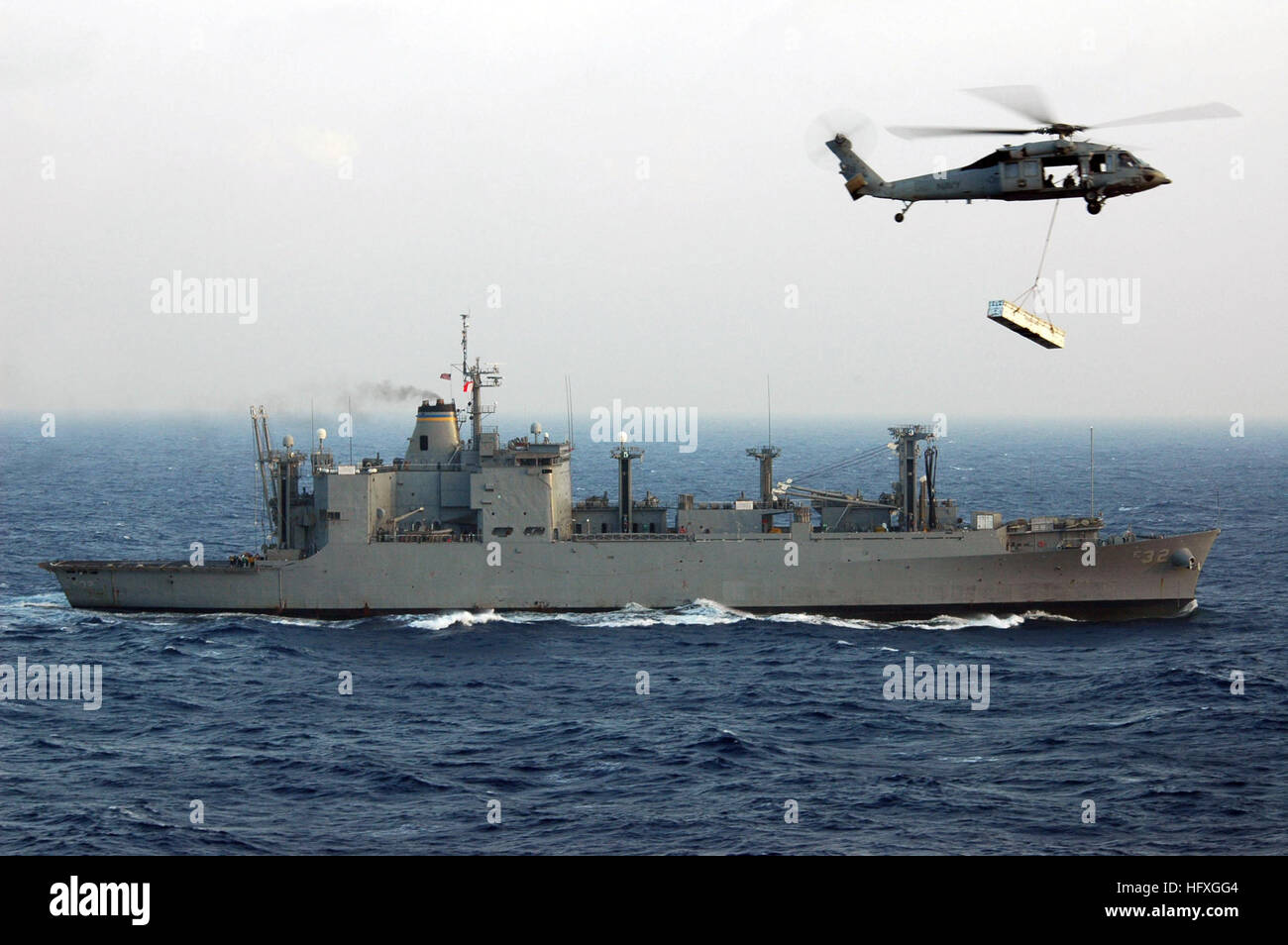 051129-N-6106R-079 Pazifik (29. November 2005) Ð ein MH-60 Seahawk Hubschrauber Transporte Lieferungen von der Military Sealift Command (MSC) Munition Schiff USNS Flint (T-AE-32) auf dem konventionell angetriebenen Flugzeugträger USS Kitty Hawk (CV-63) während einer vertikalen Nachschub. Kitty Hawk und eingeschifften Carrier Air Wing Five (CVW-5) sind derzeit Durchführung von Operationen im westlichen Pazifischen Ozean. US Navy Foto vom Fotografen Mate Airman Stephen W. Rowe (freigegeben) USNS Flint T-AE-32 Stockfoto
