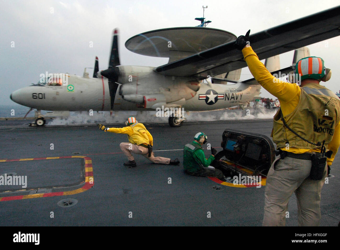 051129-N-8604L-040 Pazifik (29. November 2005) Ð Katapult schützen Signal, ein E - 2 C Hawkeye, zugewiesen, die ÒLiberty BellsÓ von Carrier Airborne frühen Warnung Squadron One One Five (VAW-115), aus dem Flugdeck der konventionell angetriebenen Flugzeugträger USS Kitty Hawk (CV-63) im zyklischen Flugbetrieb zu starten. Kitty Hawk und eingeschifften Carrier Air Wing Five (CVW-5) sind derzeit Durchführung von Operationen im westlichen Pazifischen Ozean. US Navy Foto vom Fotografen Mate Airman Joshua Wayne LeGrand (freigegeben) Marine 051129-N-8604L-040 Katapult-Shooter zu signalisieren, um ein E - 2 C Hawkeye zu starten Stockfoto